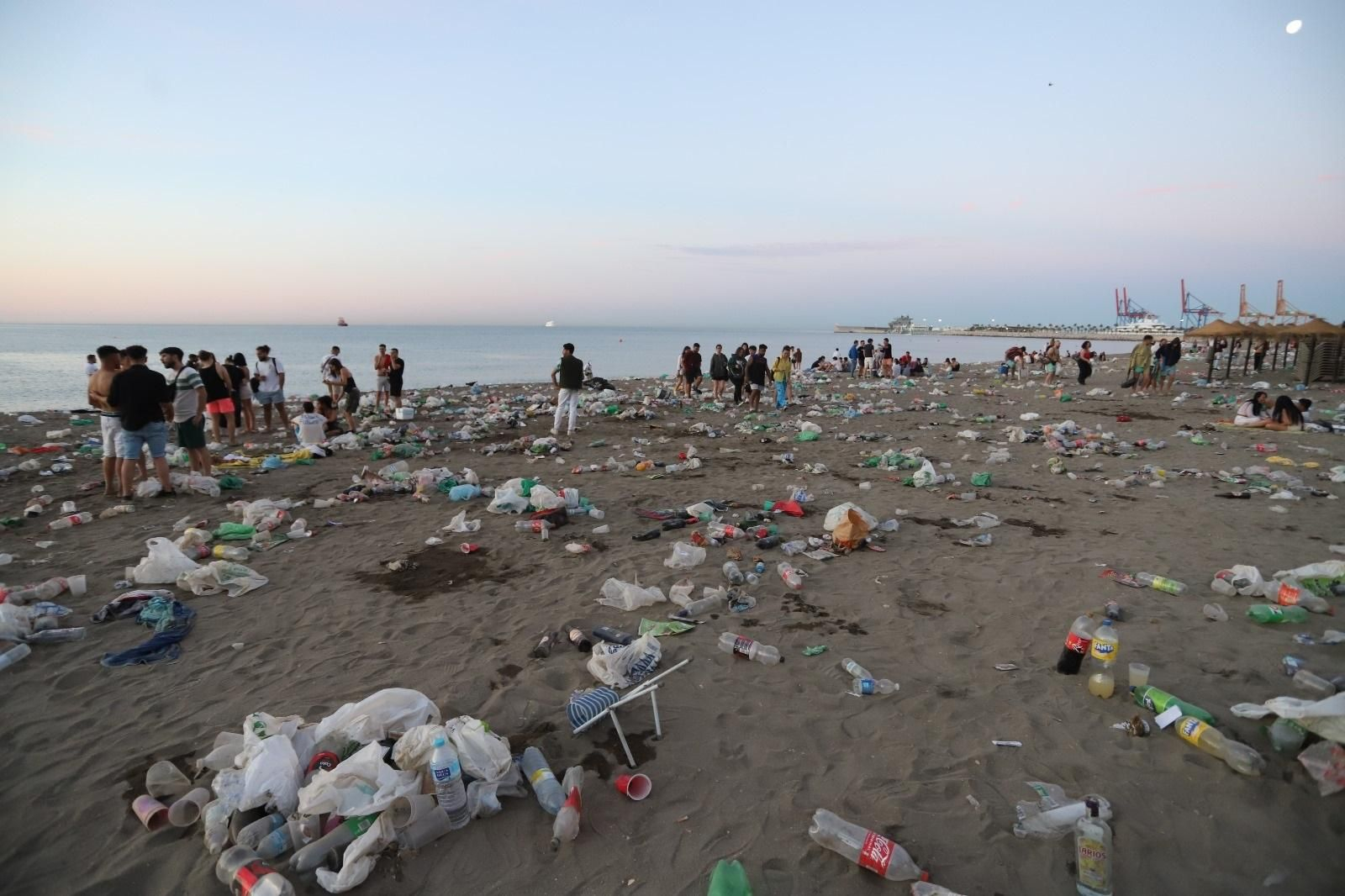 La Malagueta, llena de basura tras la noche de San Juan, en fotos