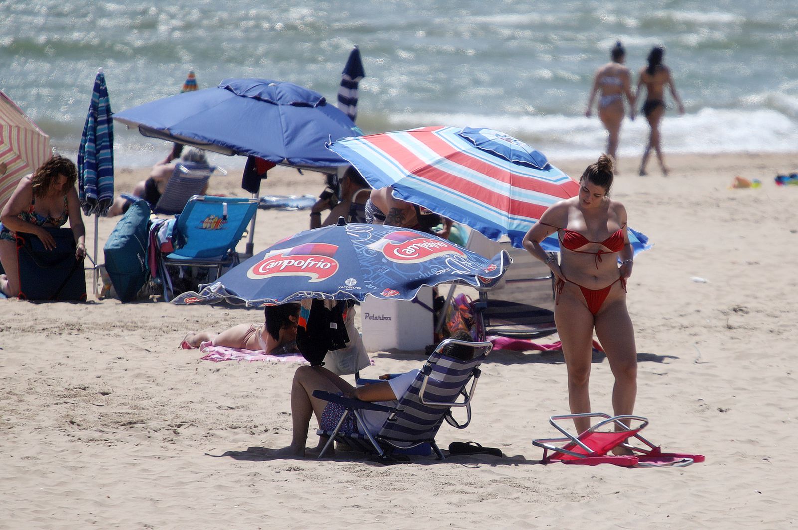 Imágenes de ambiente en la playa en la tarde del sábado