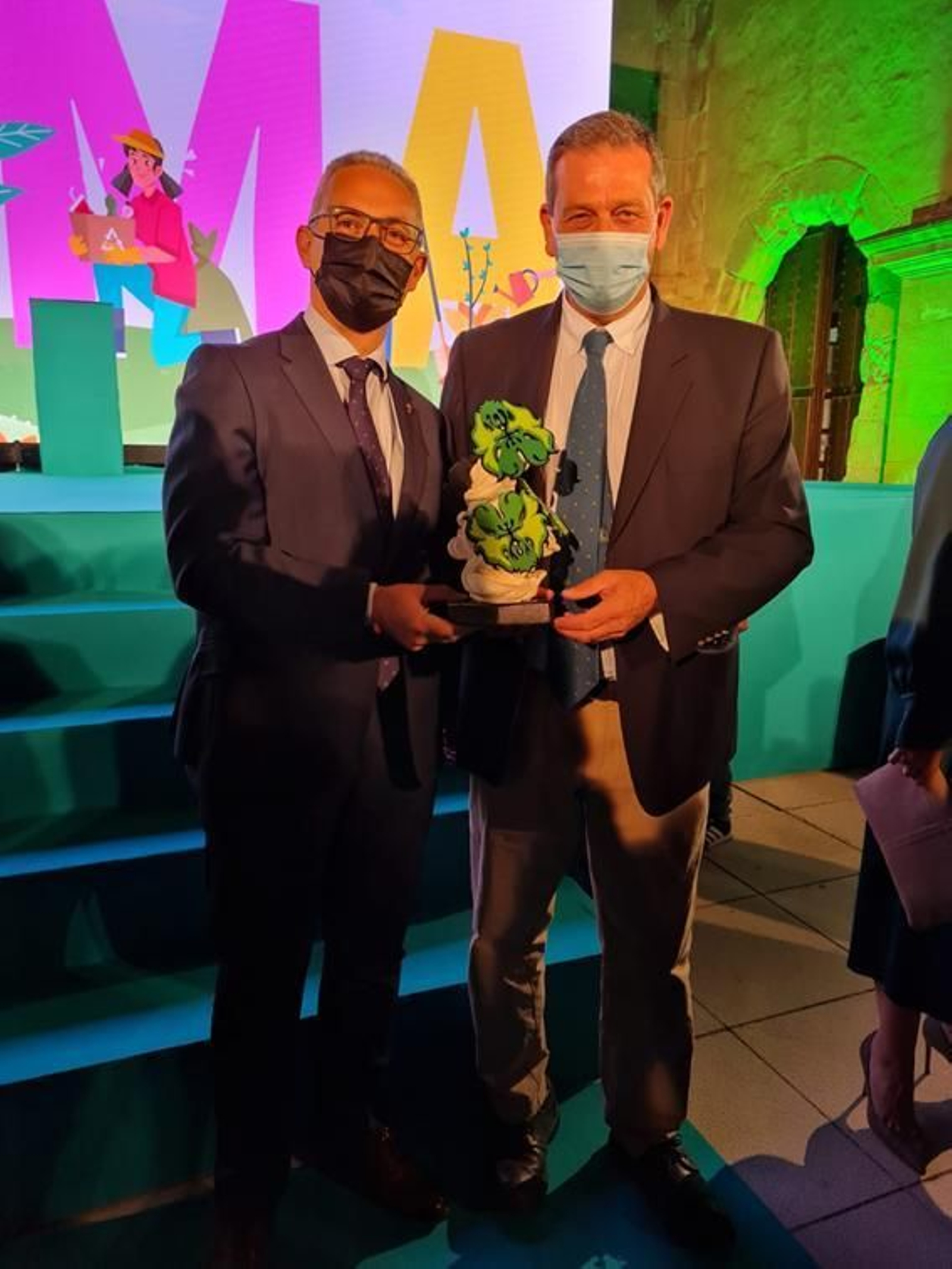 Juan Lozano y Eduardo Briones, con uno de los premios otorgados al IECG.