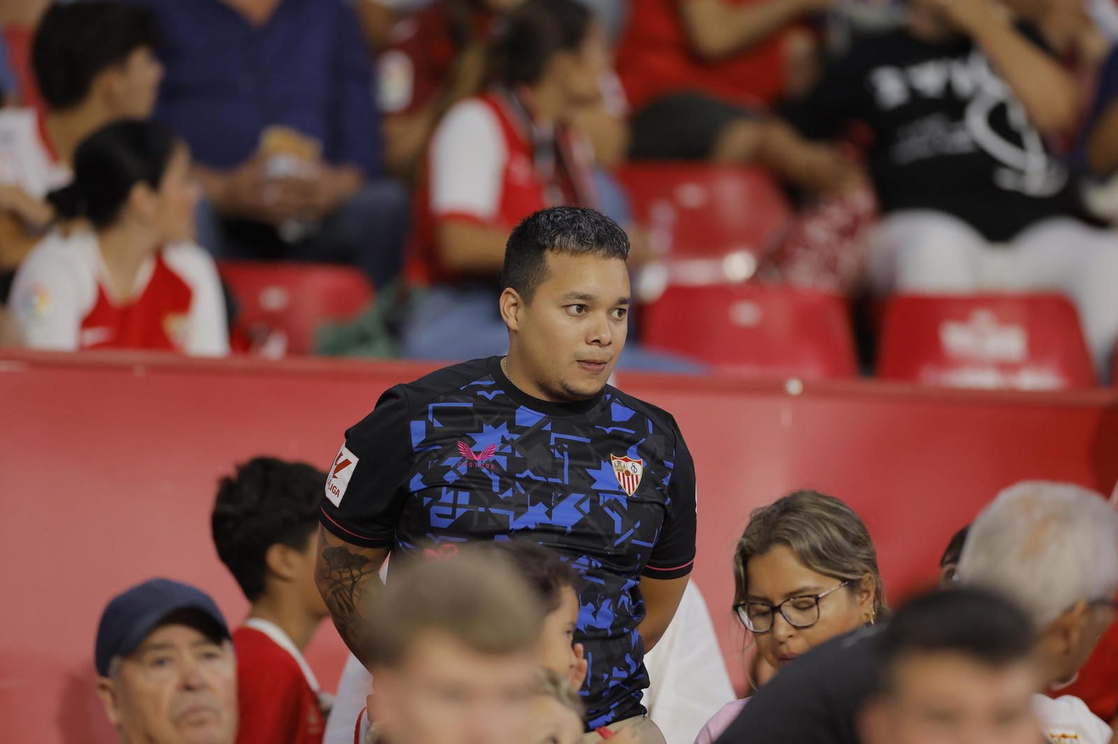 Búscate en las fotos del Sevilla-Lens