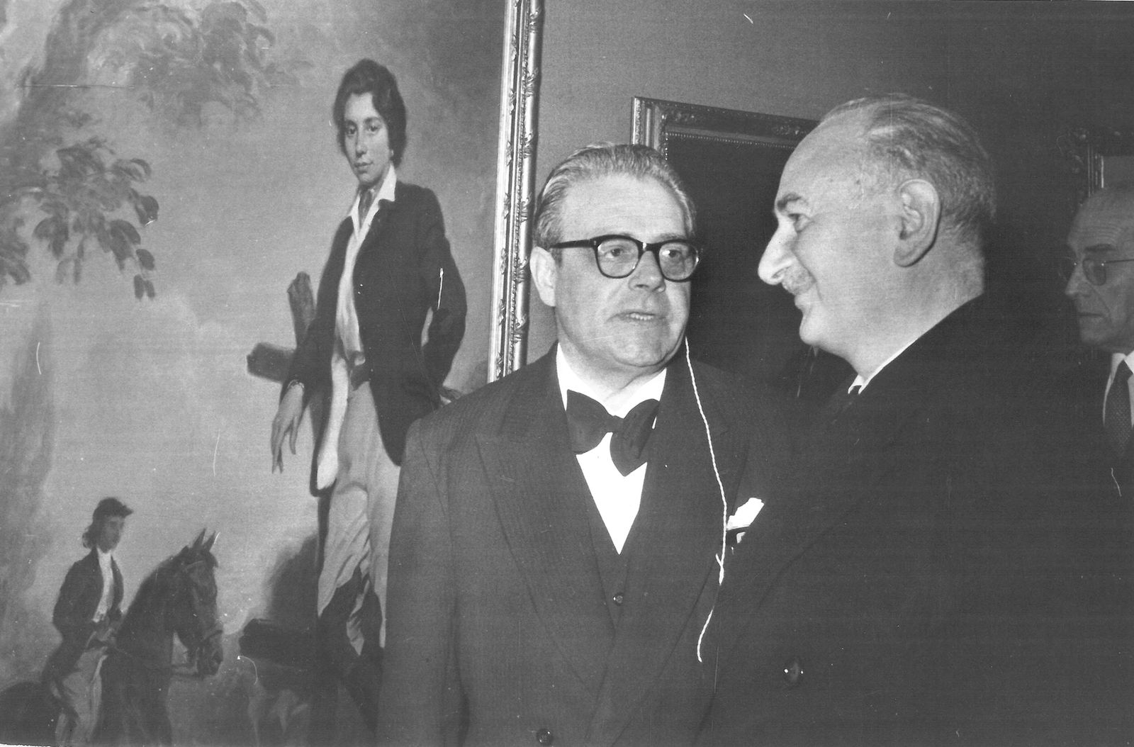 Agustín Segura (a la izquierda), fotografiado junto al ministro José Luis Arrese en una de sus exposiciones