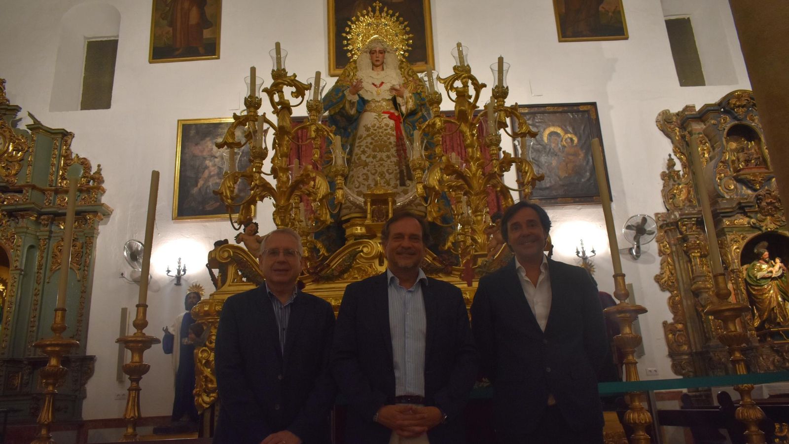 Fotografía de familia ante la Virgen del Rocío