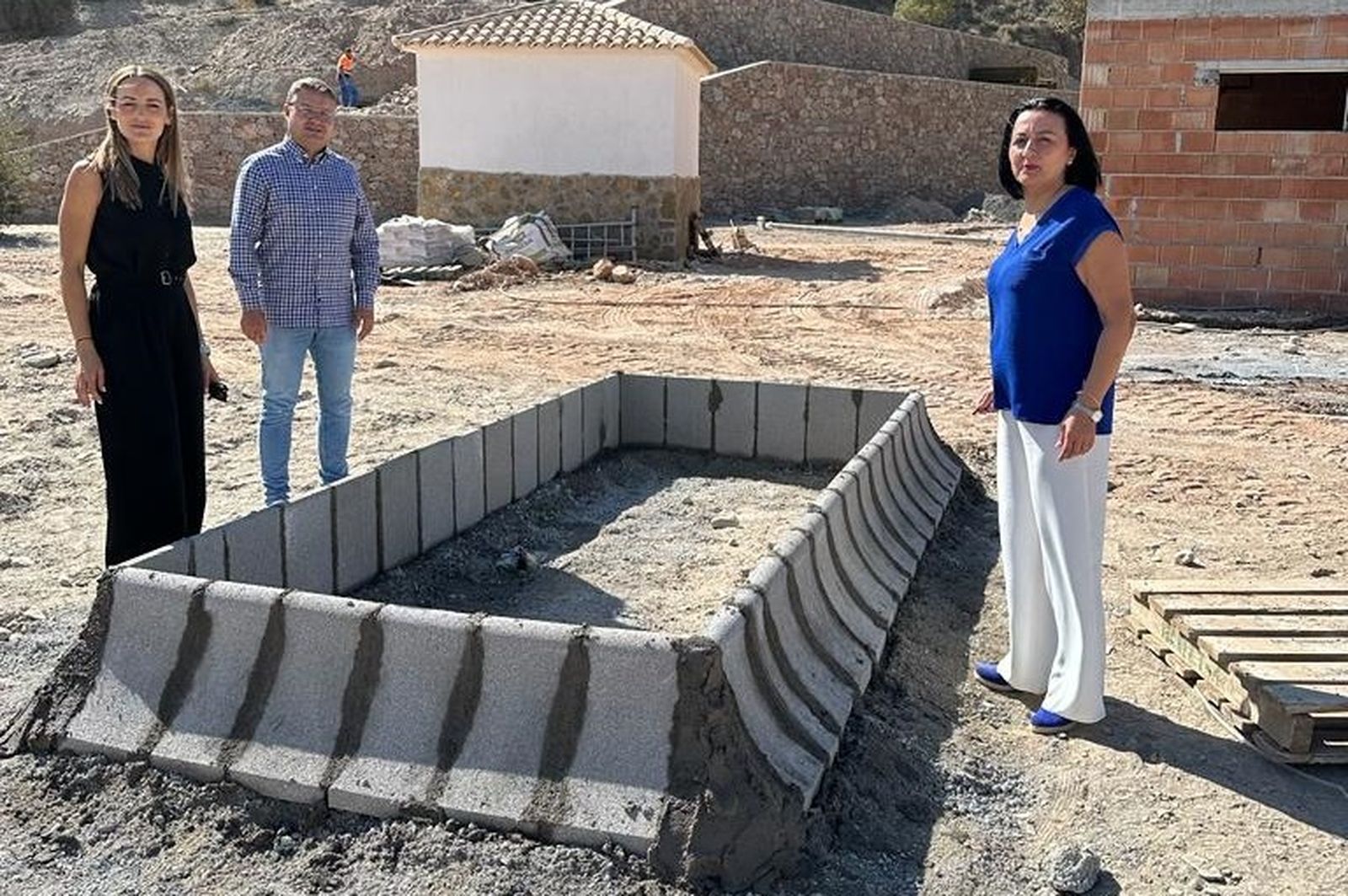 La alcaldesa ha visitado el merendero para conocer el avance de las obras.