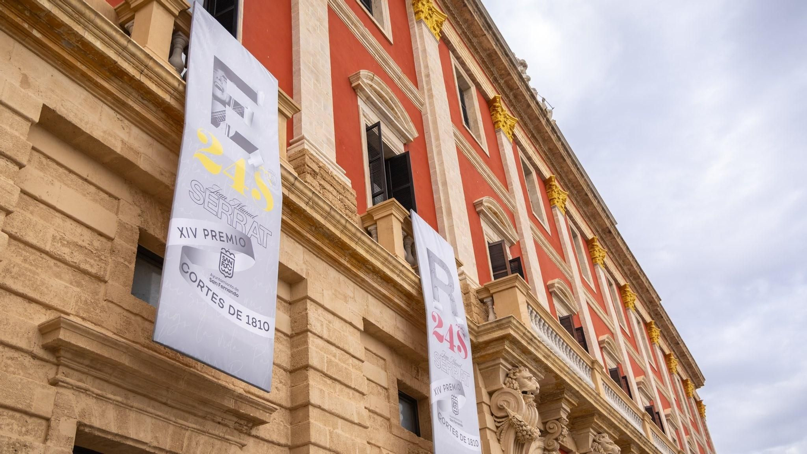 Banderolas colocadas en la fachada del Ayuntamiento de San Fernando con motivo del 24 de Septiembre