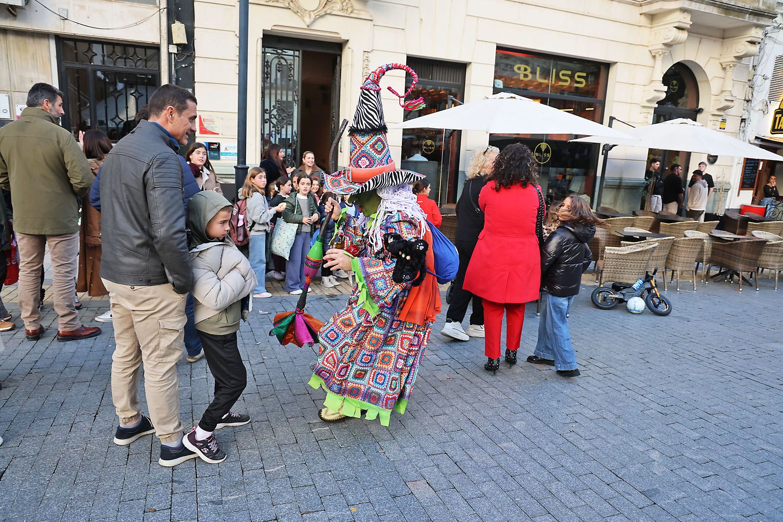 Las agrupaciones del Carnaval Colombino toman las calles del centro de Huelva