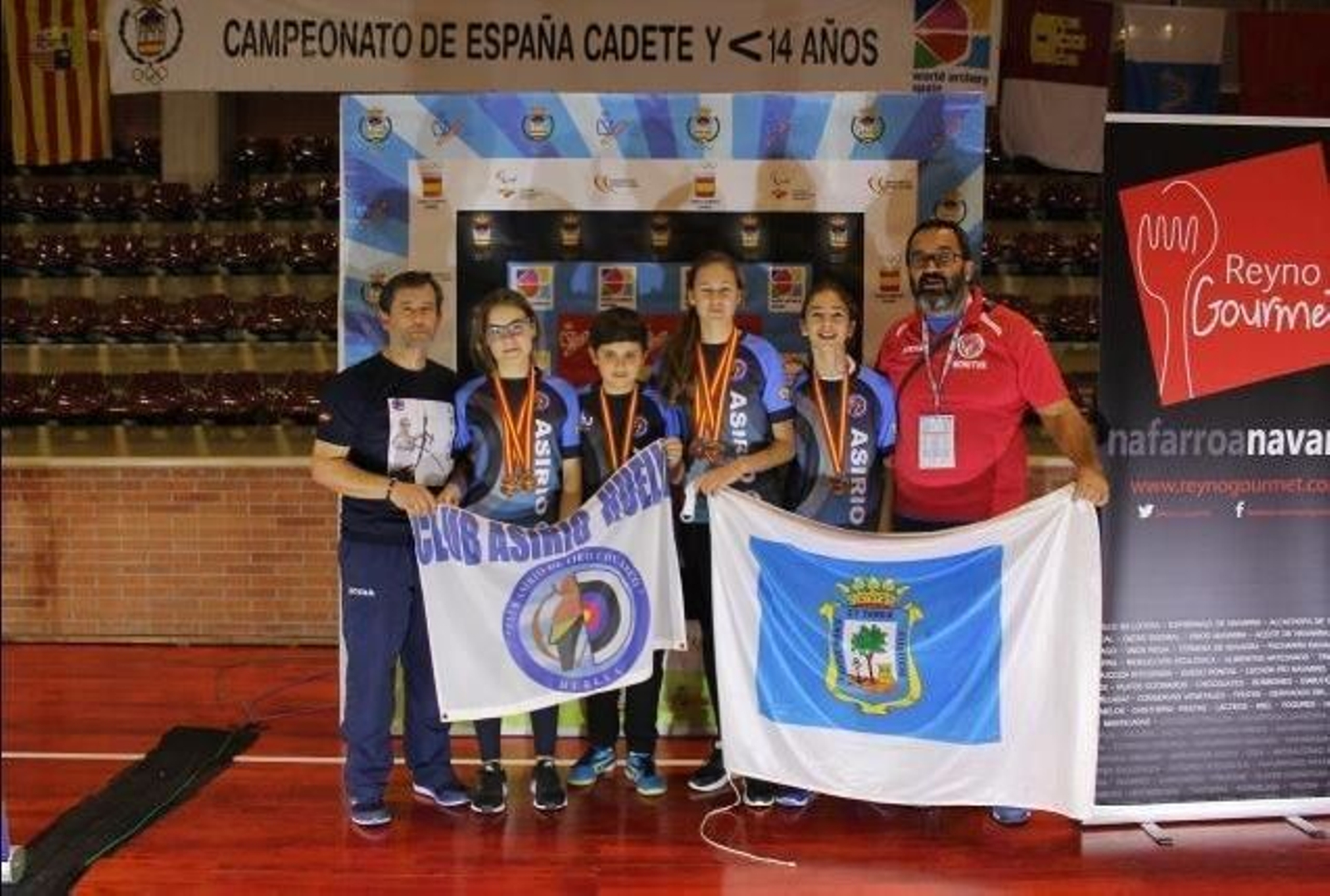 Los cuatro medallistas y sus entrenadores; abajo, Agustín Rodríguez y Leyre.