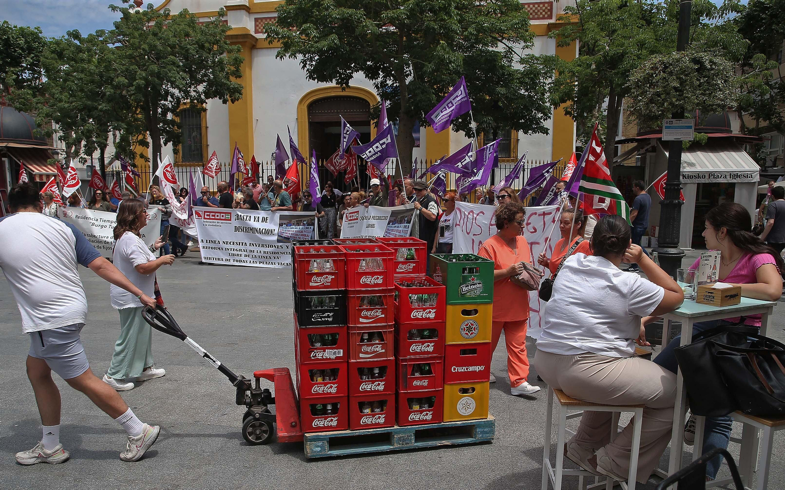La manifestación de la plantilla de la residencia de Tiempo Libre de La Línea, en imágenes