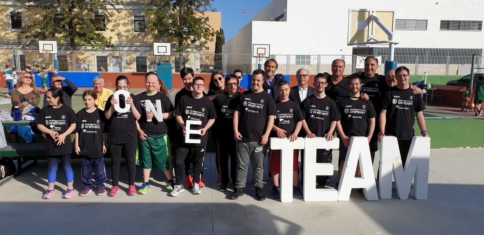 Los participantes del proyecto junto a Luis Casimiro.