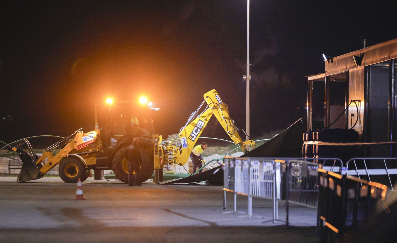 El derribo de la gasolinera de Alcosa, todas las fotos