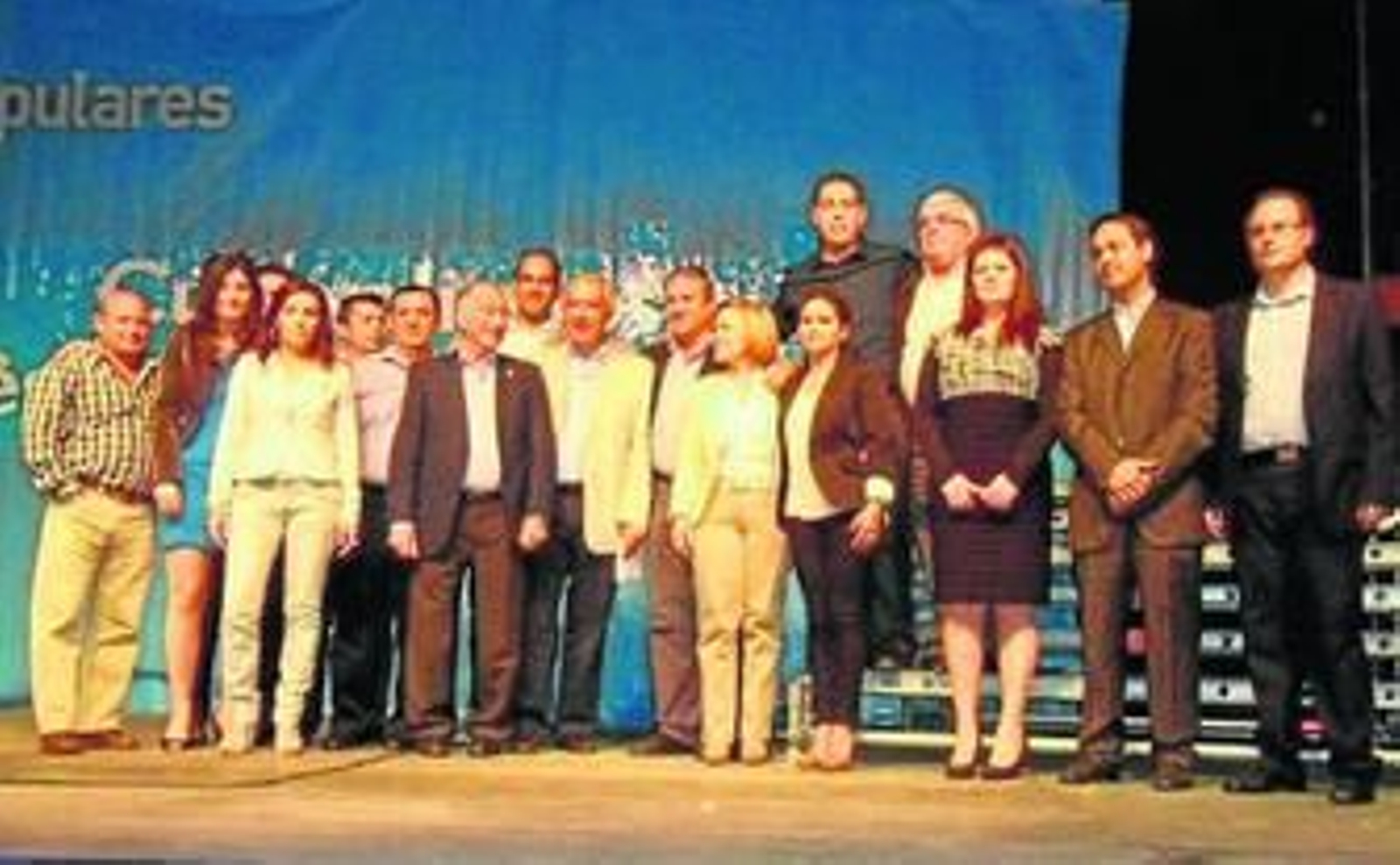 El presidente regional junto a la candidatura de Fines.