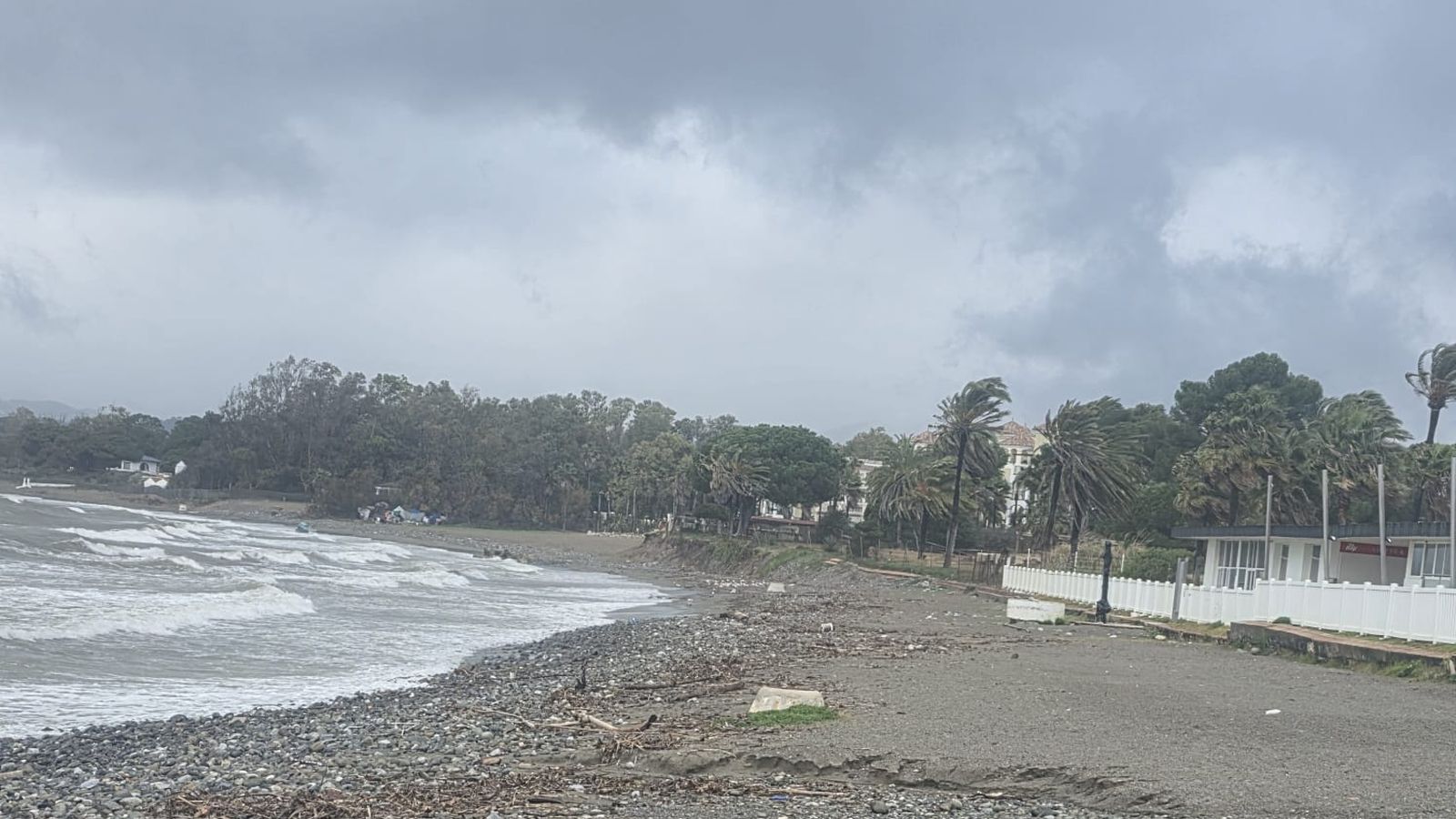 La playa de Isdabe, en Estepona.