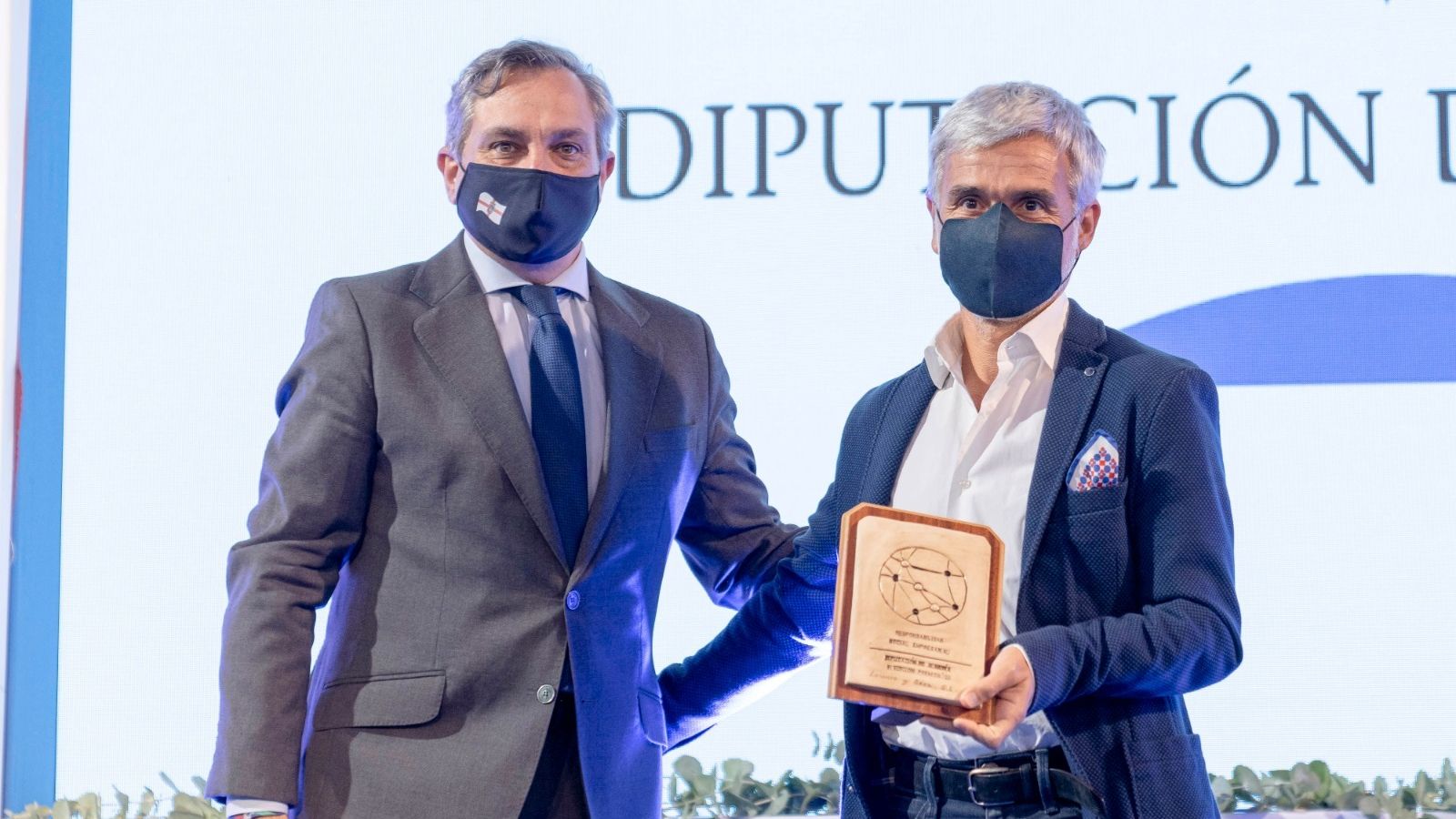 El vicepresidente, Ángel Escobar, entrega un galardón.