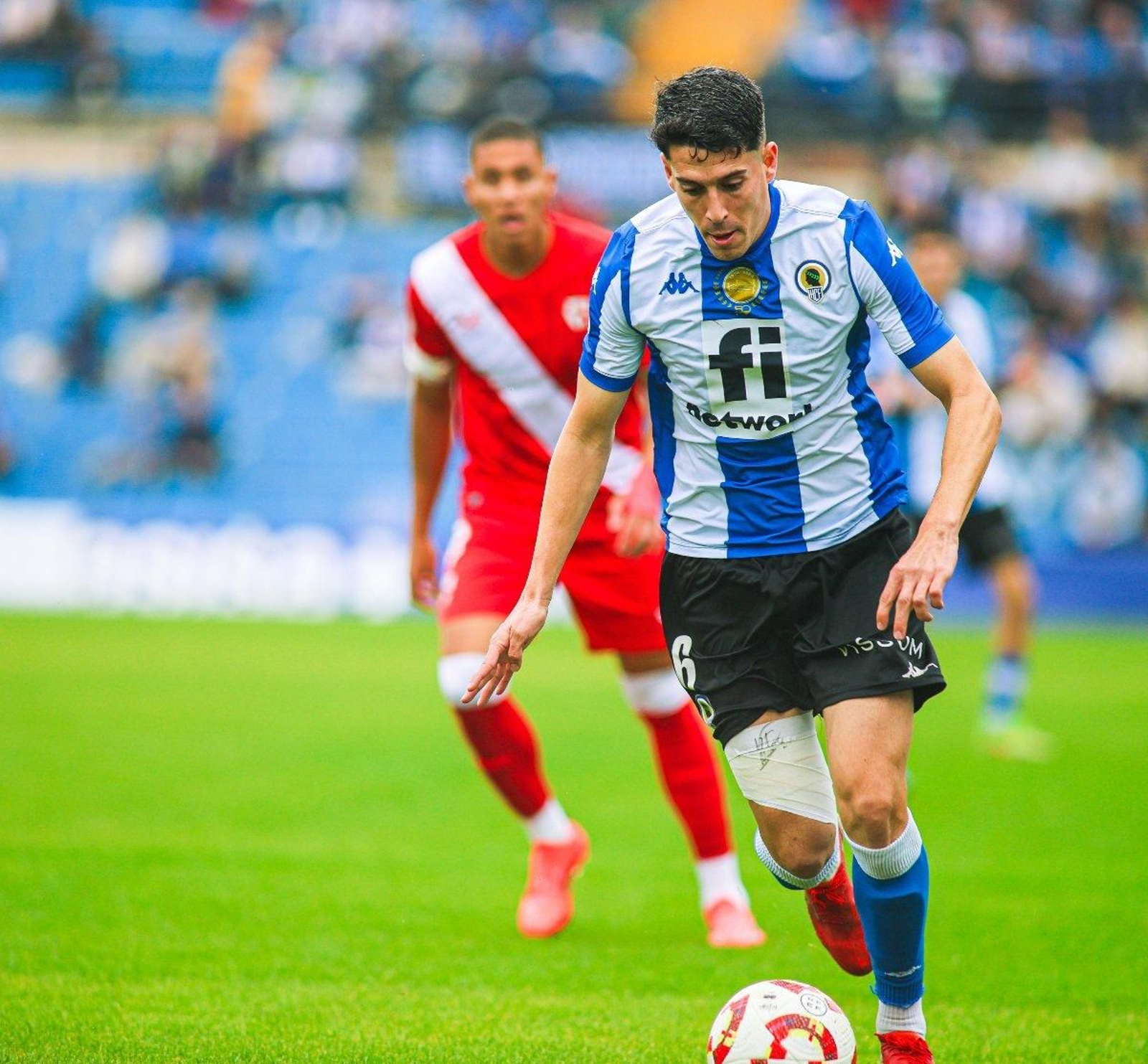 Roger avanza con Mateo Mejía detrás en el Hércules-Sevilla Atlético.