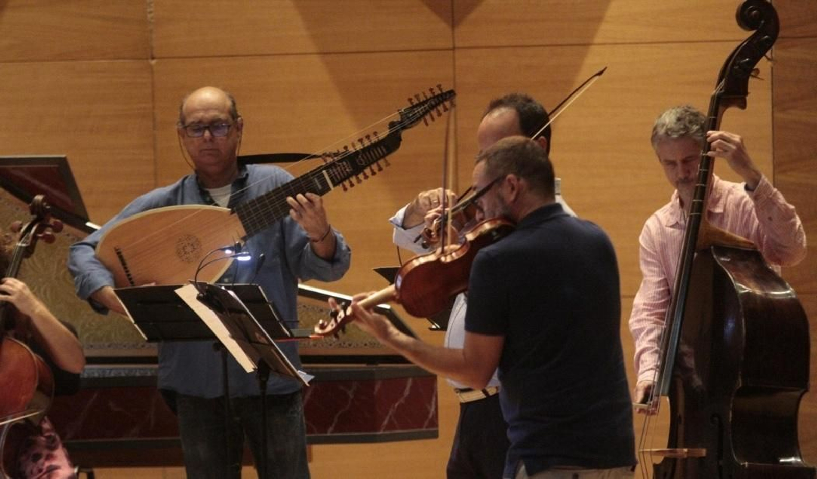 El músico Ventura Rico al contrabajo ayer con varios de sus compañeros durante el ensayo general en el Espacio Turina.