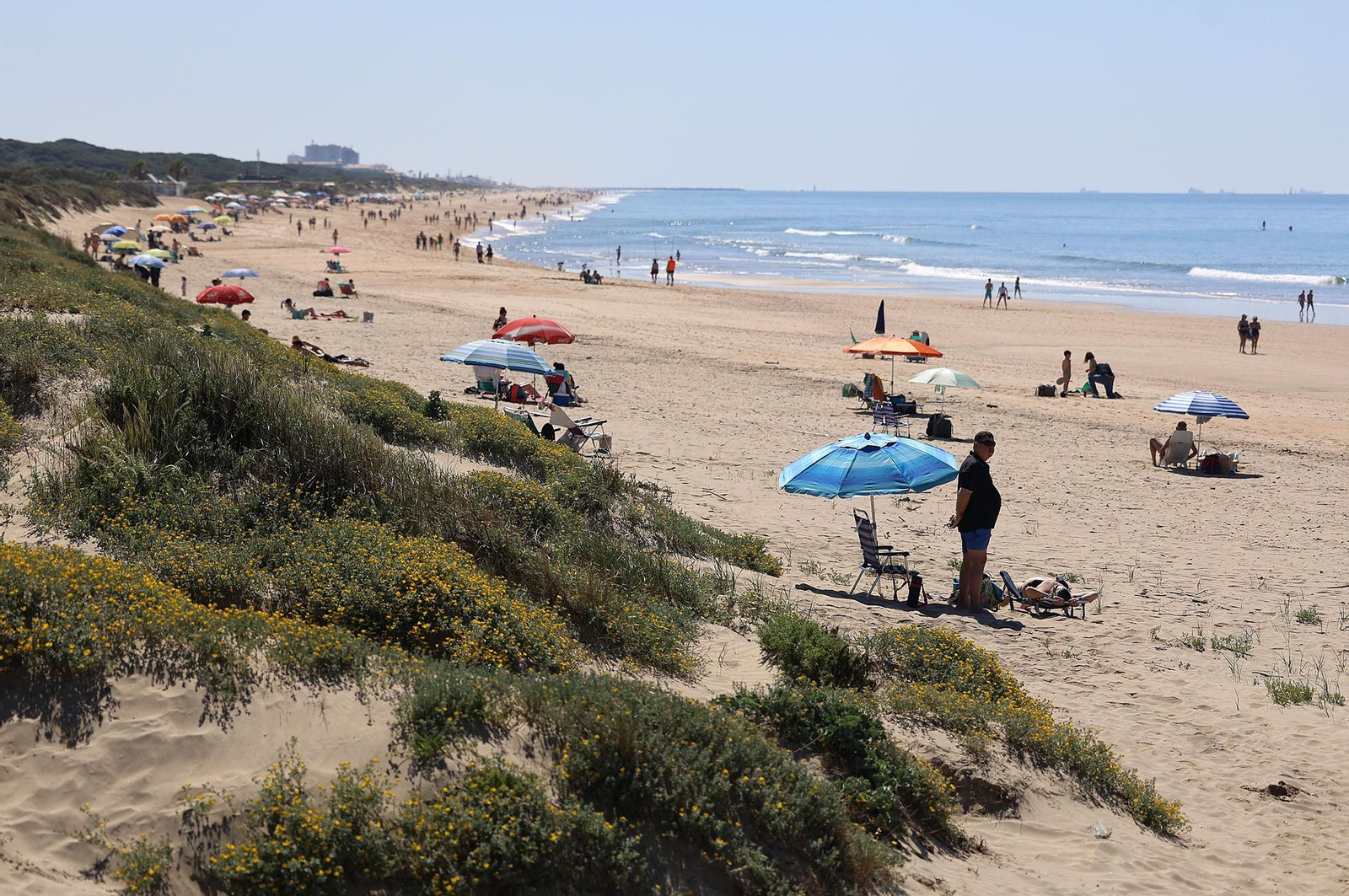 Imágenes del ambiente en las playas de Huelva durante la mañana