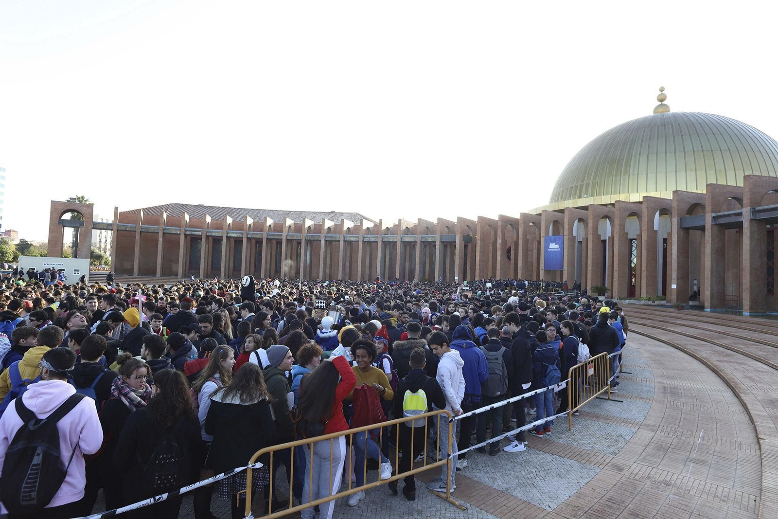 Numerosas personas hacen cola para asistir al Festival Mangafest en el Palacio de Congresos, en una edición anterior.