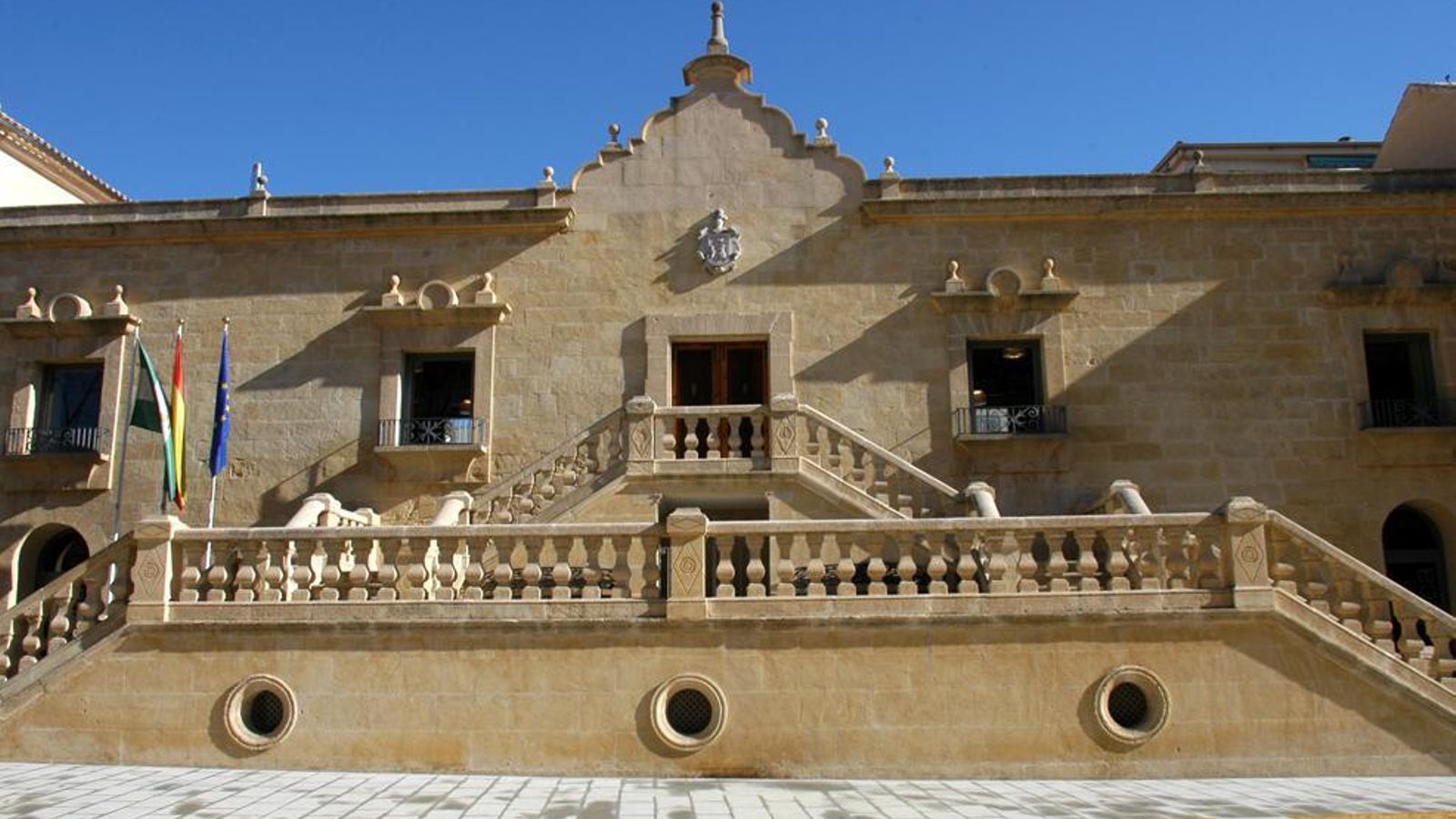 Portada y escalinatas de acceso al Palacio de las Hilanderas.