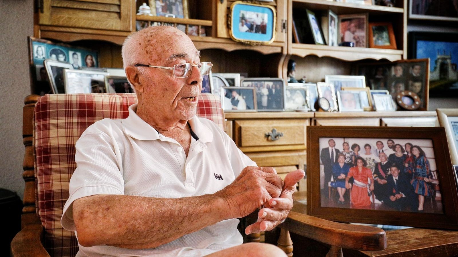 Juan García Cubillana, en su domicilio, rodeado de fotos y recuerdos familiares.