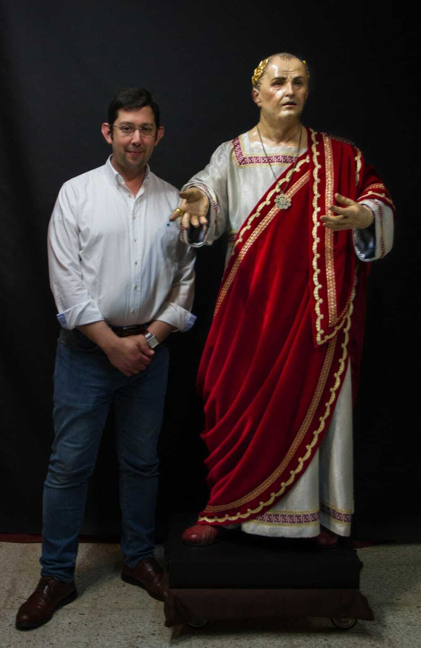 Darío Fernández, junto a la imagen de Poncio Pilatos.