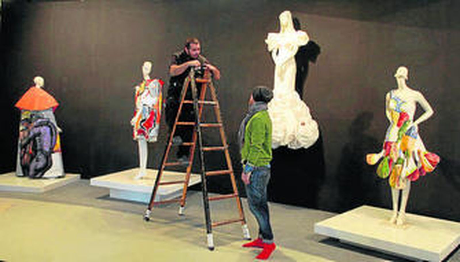 Algunos de los 58 trajes con arte que se exhiben en el Casino de la Exposición.