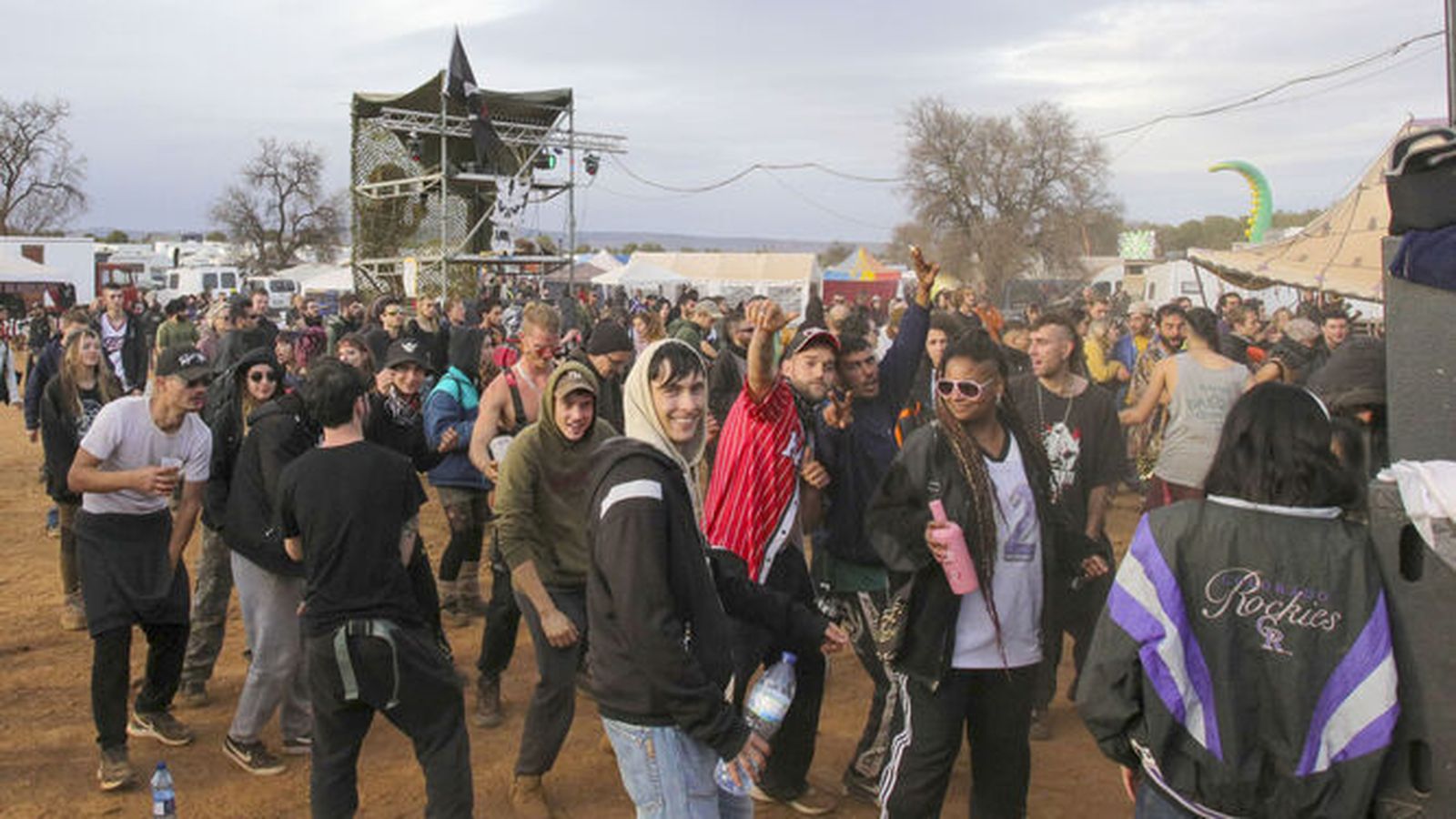 Asistentes a la 'rave' de La Peza en plena actividad musical