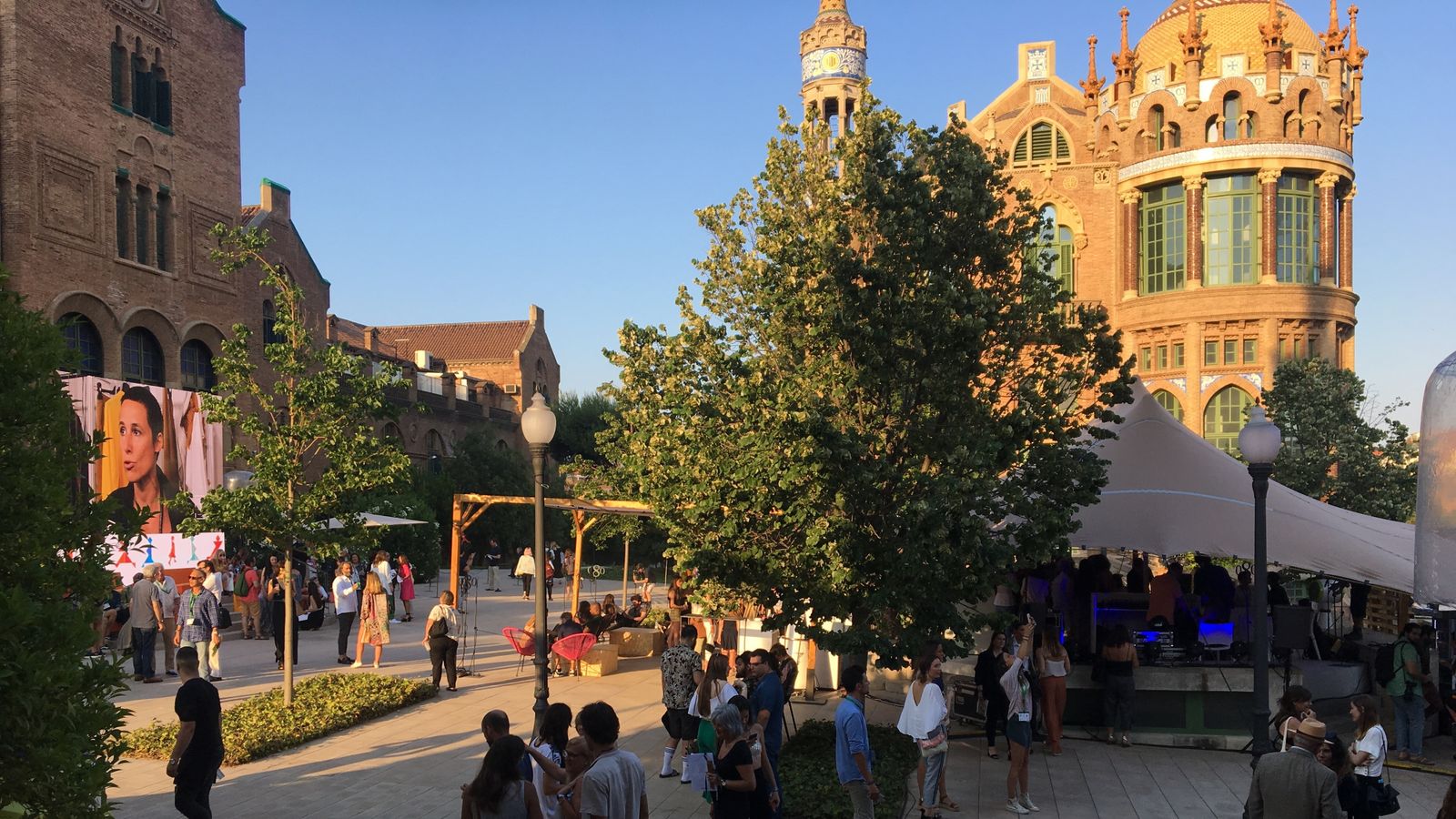 Vista exterior del recinto modernista del Hospital de Sant Pau.