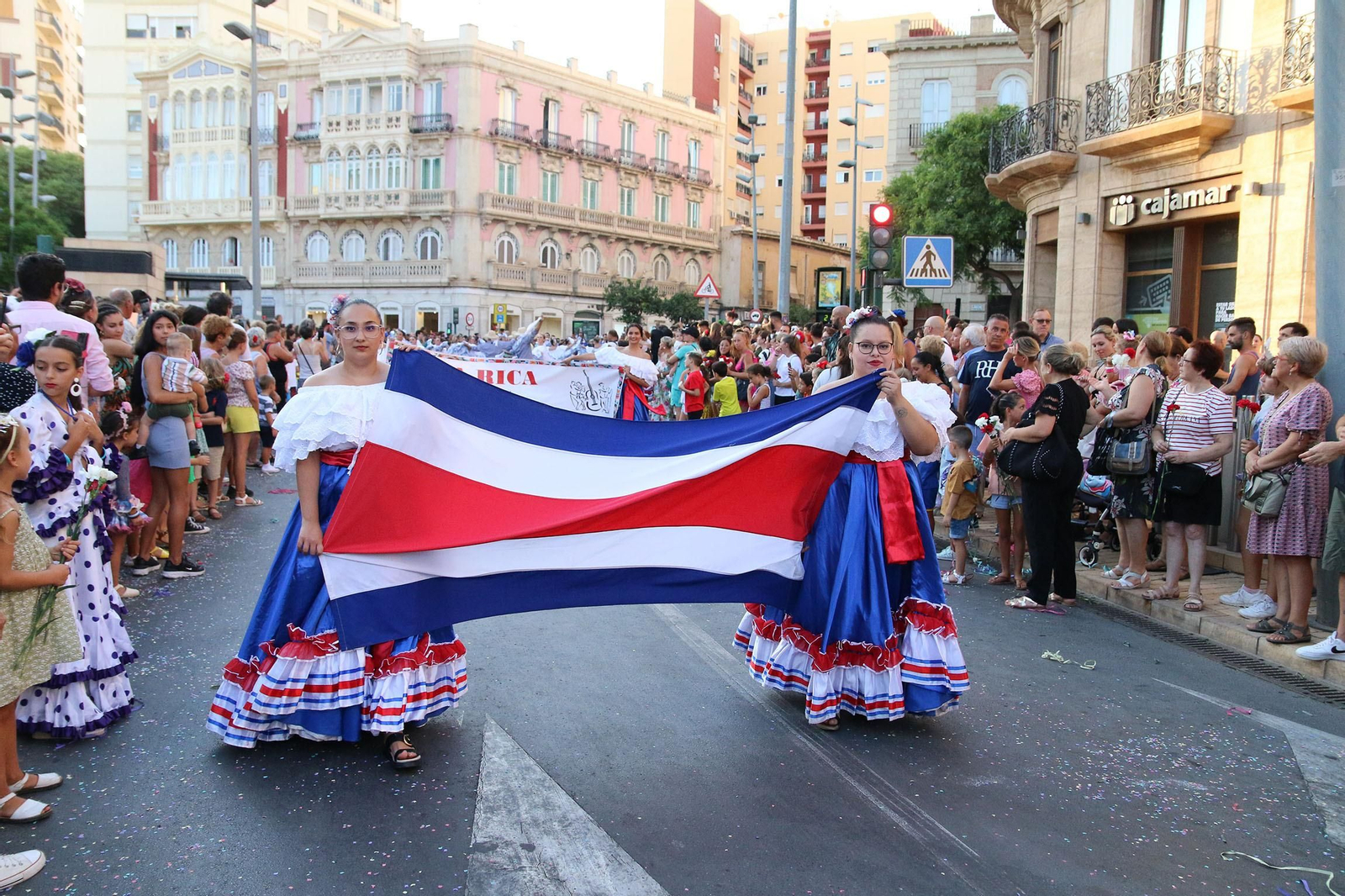 La Batalla de las Flores ha regresado inundando Almería de claveles