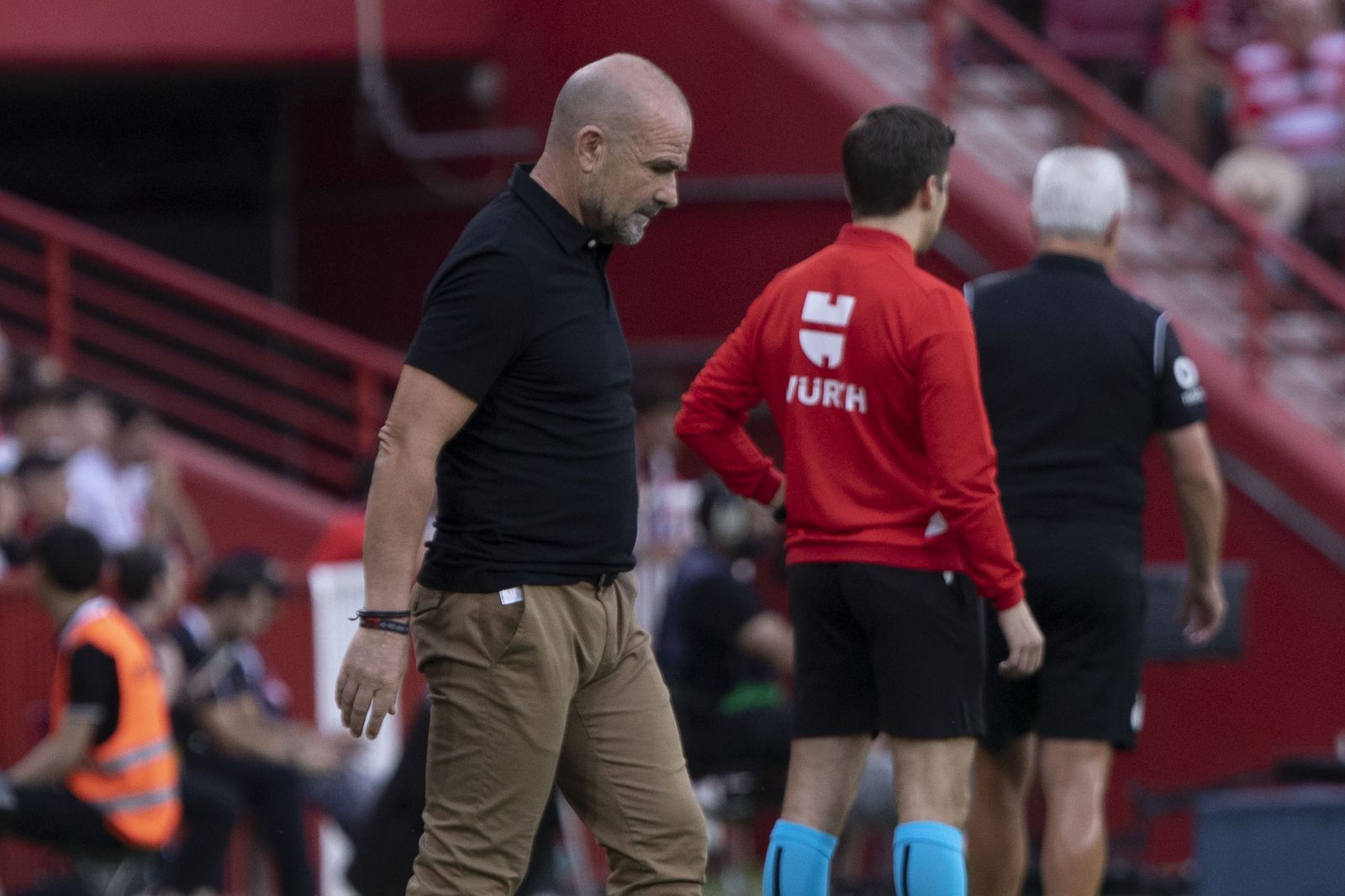Paco López pensativo en el duelo ante el Real Mallorca.
