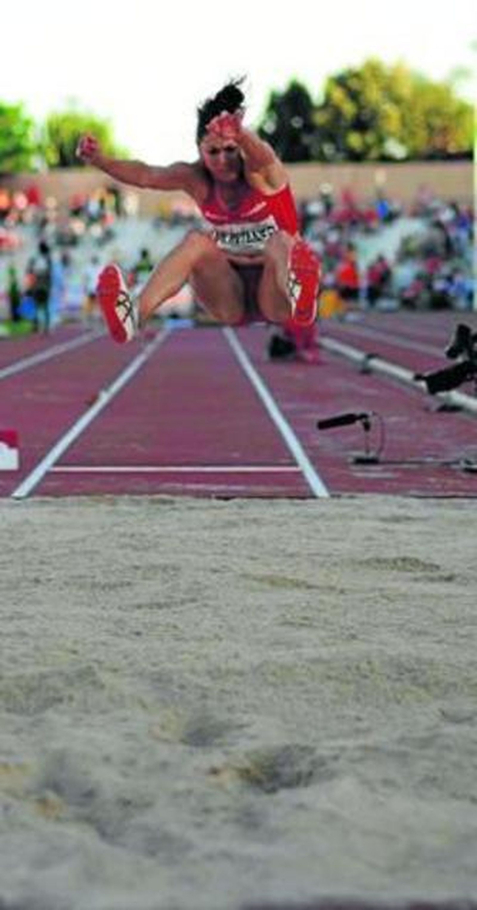 La española Concha Montaner, oro en salto de longitud con 6,45, vuela sobre el foso de Bahía Sur.