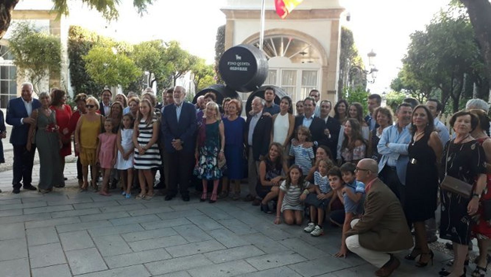 El matrimonio Juan Antonio Marín Domench y Mariló Sánchez Pérez, junto con todos sus familiares y amigos durante la celebración de sus bodas de Oro matrimoniales en las Bodegas Osborne.