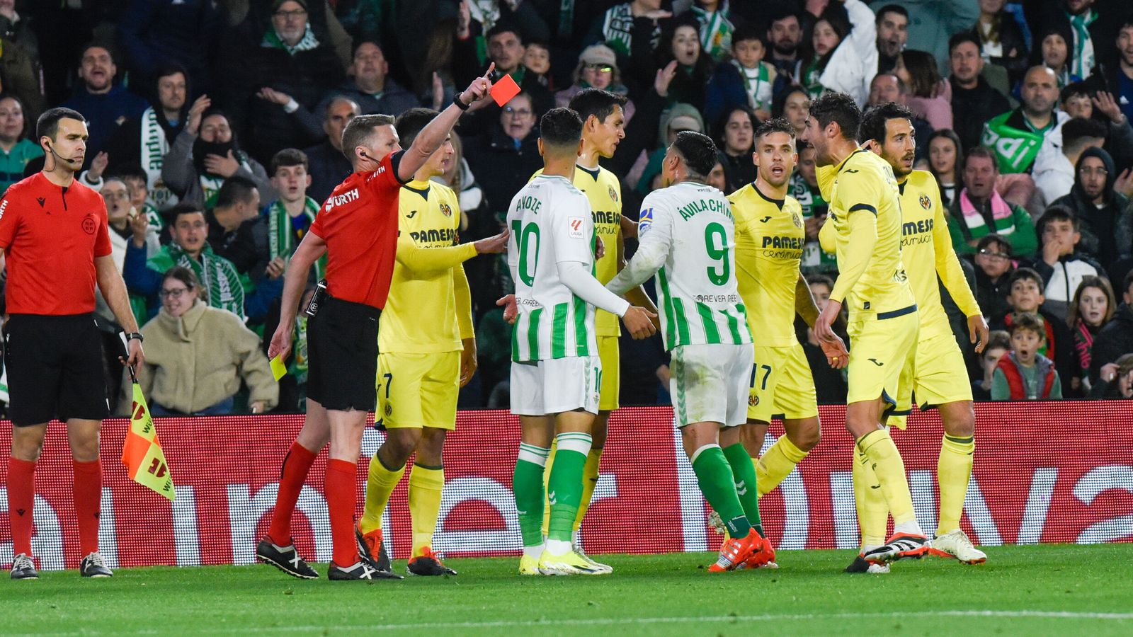 Hernández Hernández expulsa a Chimy Ávila en el encuentro ante el Villarreal.