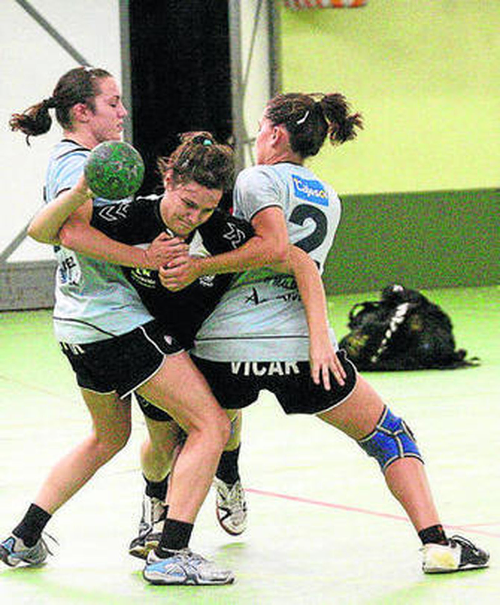 Una jugadora del Adesal es frenada por la defensa del Vícar.