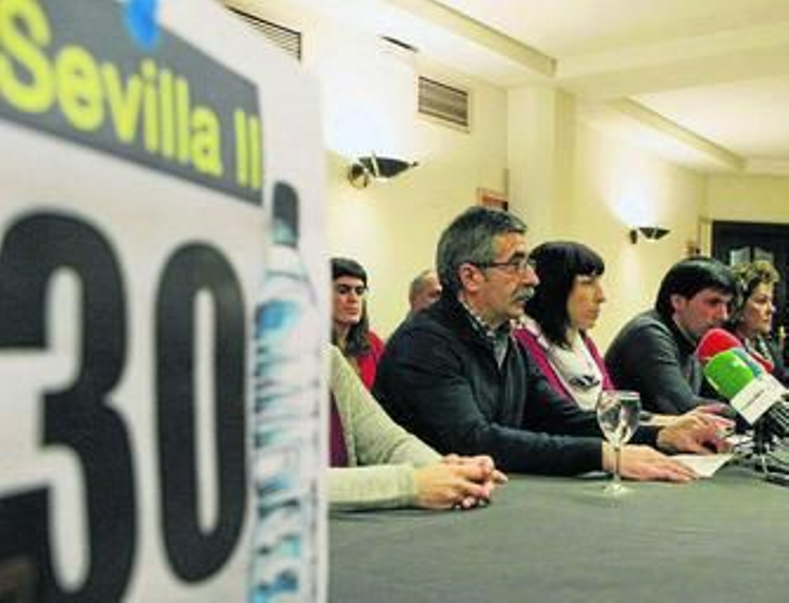 Alcaldes de Bildu y familiares de presos, ayer en rueda de prensa.