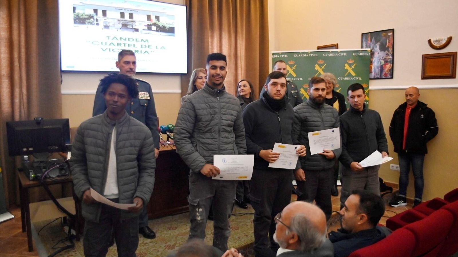 Jóvenes reciben el diploma del programa tándem.