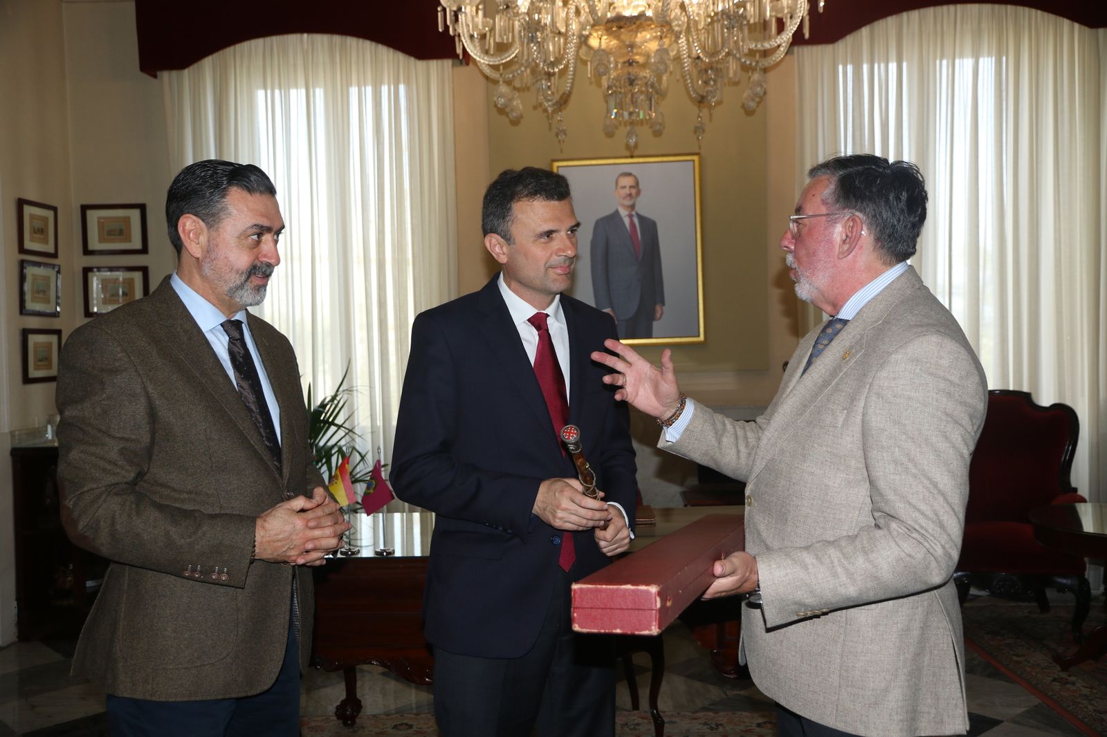 El hermano mayor del Nazareno conversa con el alcalde de Cádiz tras entregarle el bastón de mando de la ciudad.