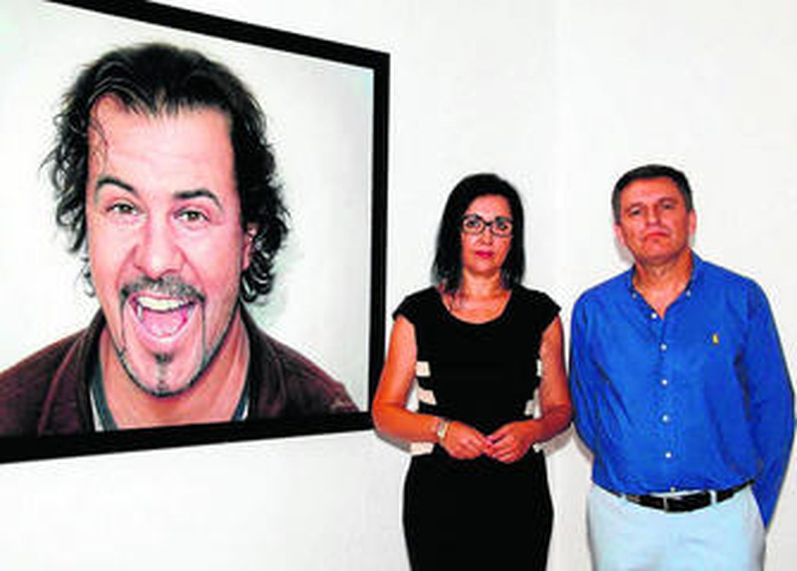 Josefa Medina posa junto a una de sus obras con Francisco Quintana.