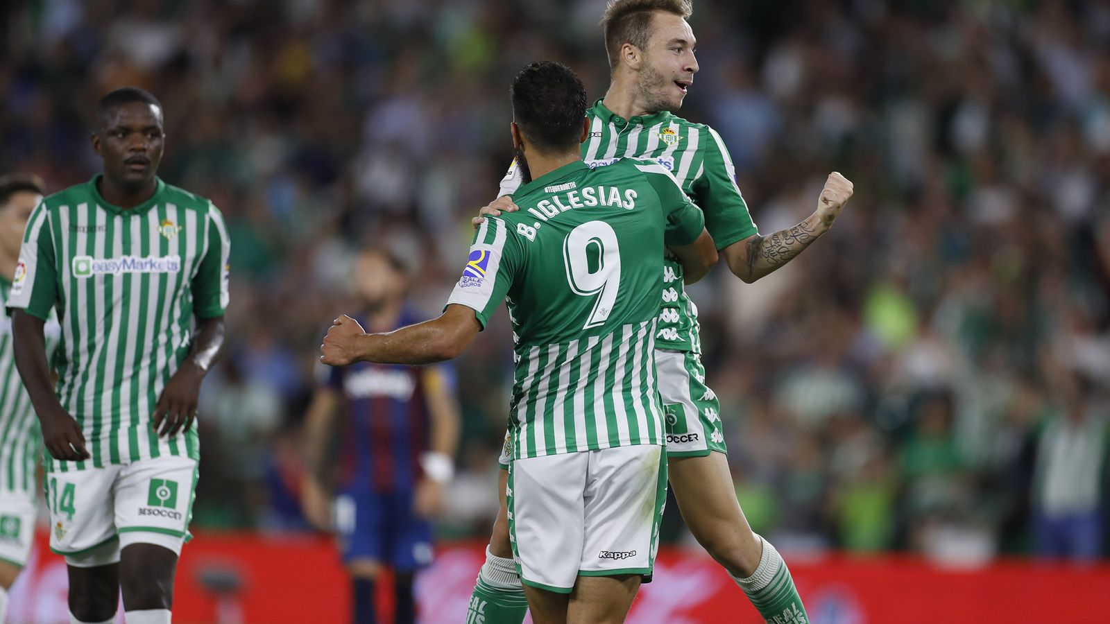 Loren celebra uno de sus goles con Borja Iglesias.