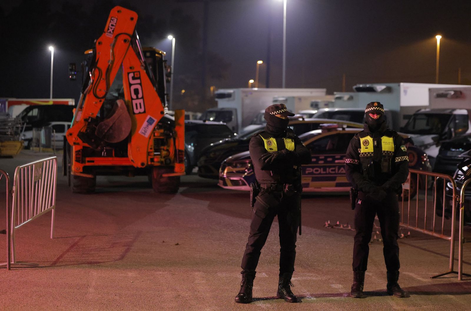 El derribo de la gasolinera de Alcosa, todas las fotos