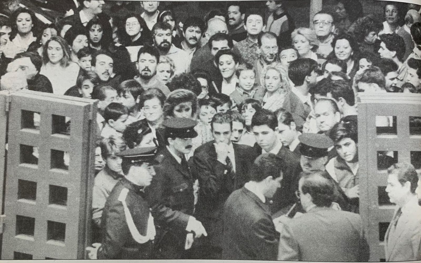 Numeroso público concentrado en el acceso a Los Cisnes el día de su inauguración.