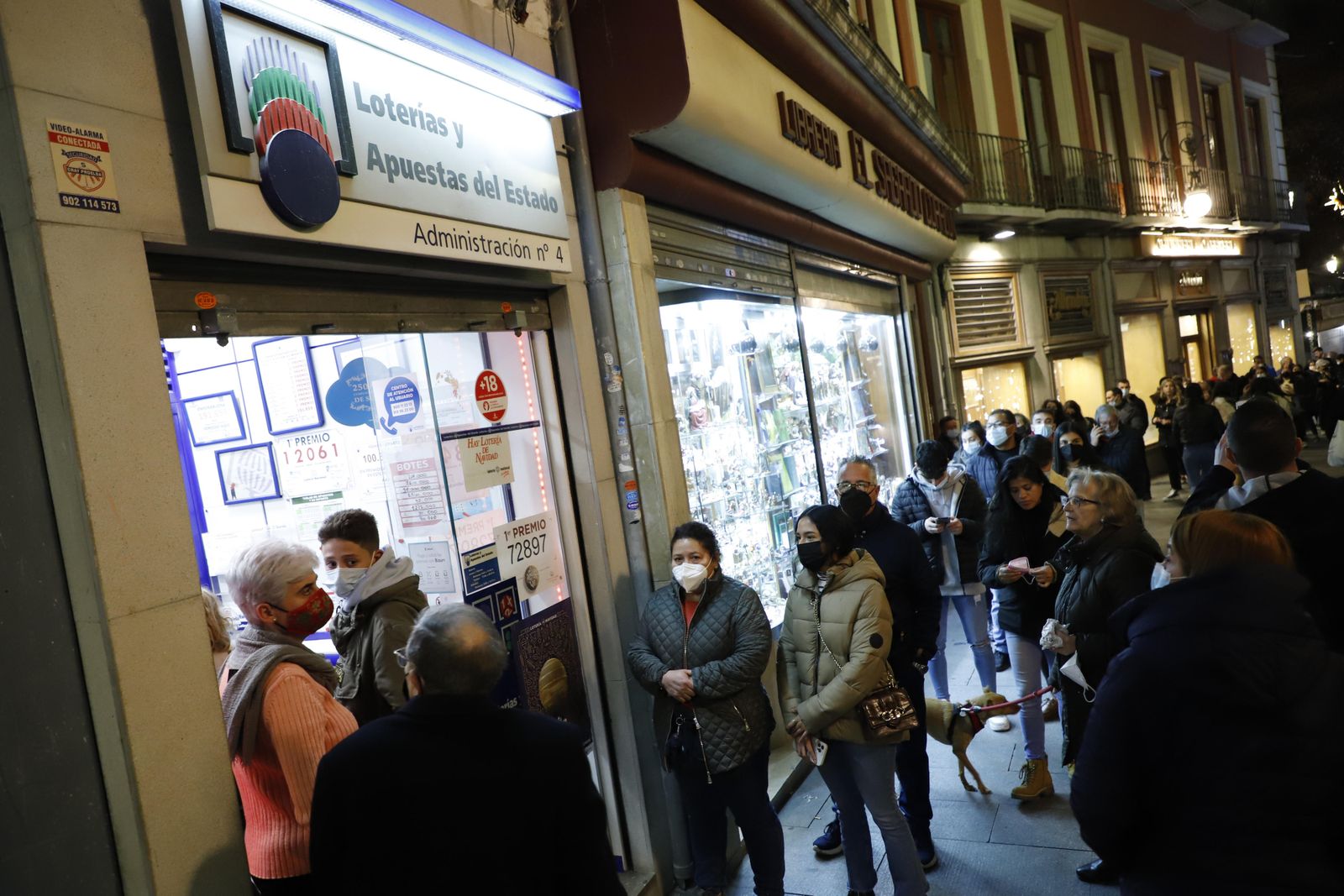 Lotería de Navidad en Granada: Colas y mucha ilusión para comprar el décimo de última hora