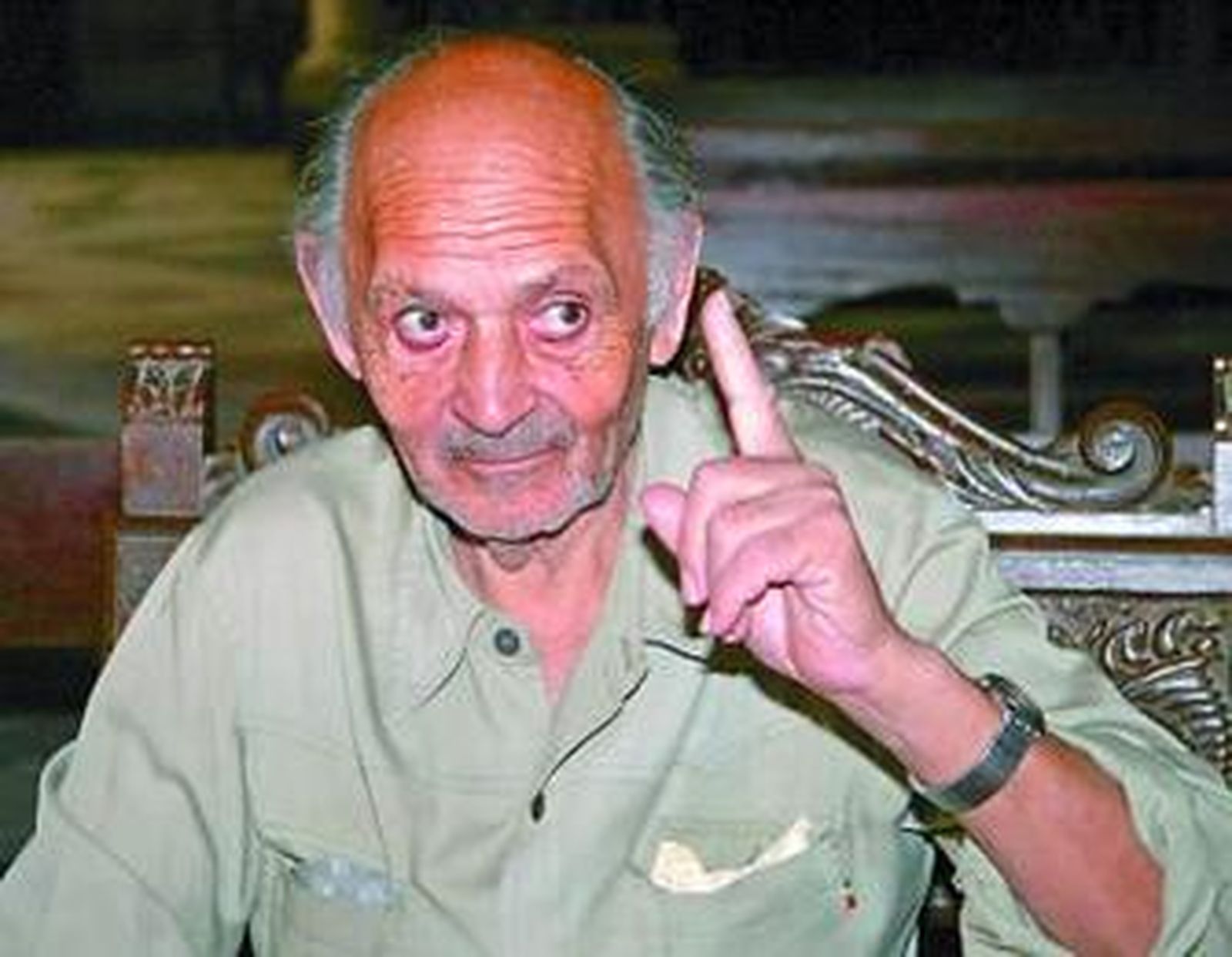 El Mudo de Santa Ana, junto a los alumnos de la Escuela Taller que dirige Yolanda Peñuela (a la derecha) y el busto que hizo Enrique Lobo.