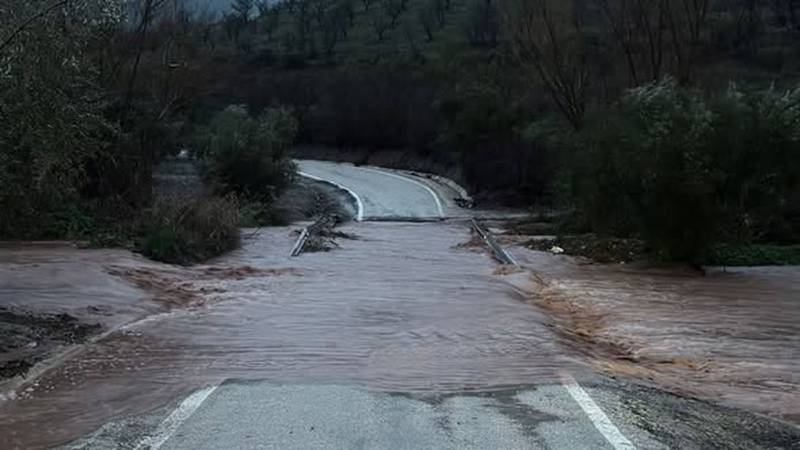 HUELMA Y SOLERA. Anegamiento de varios caminos y accesos rurales, como es el caso del vado inundable de Cabrita.