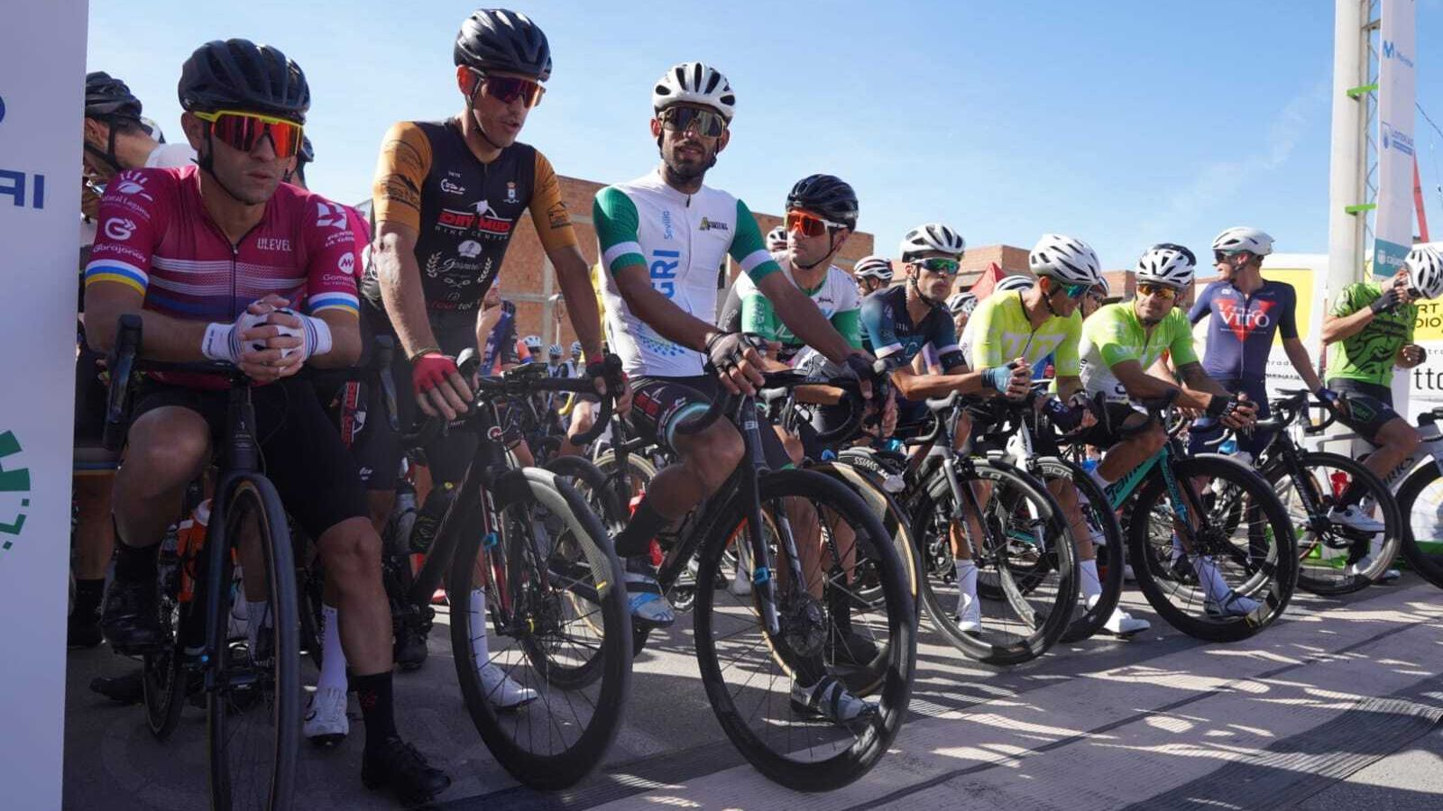 Los ciclistas de máster 30 esperan para salir