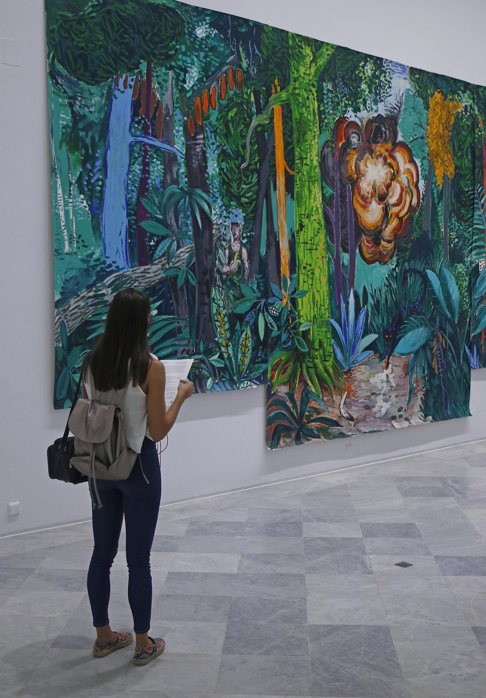 Una mujer contempla otra de las obras más espectaculares, 'Atocha'.