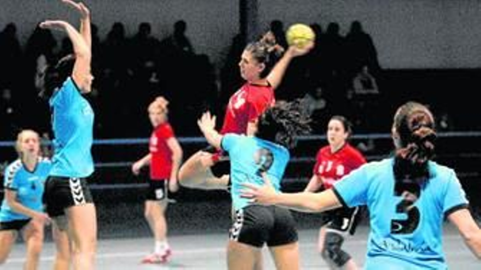 Las jugadoras del Solúcar tratan de evitar el lanzamiento de otra del Grupo Mayfo.