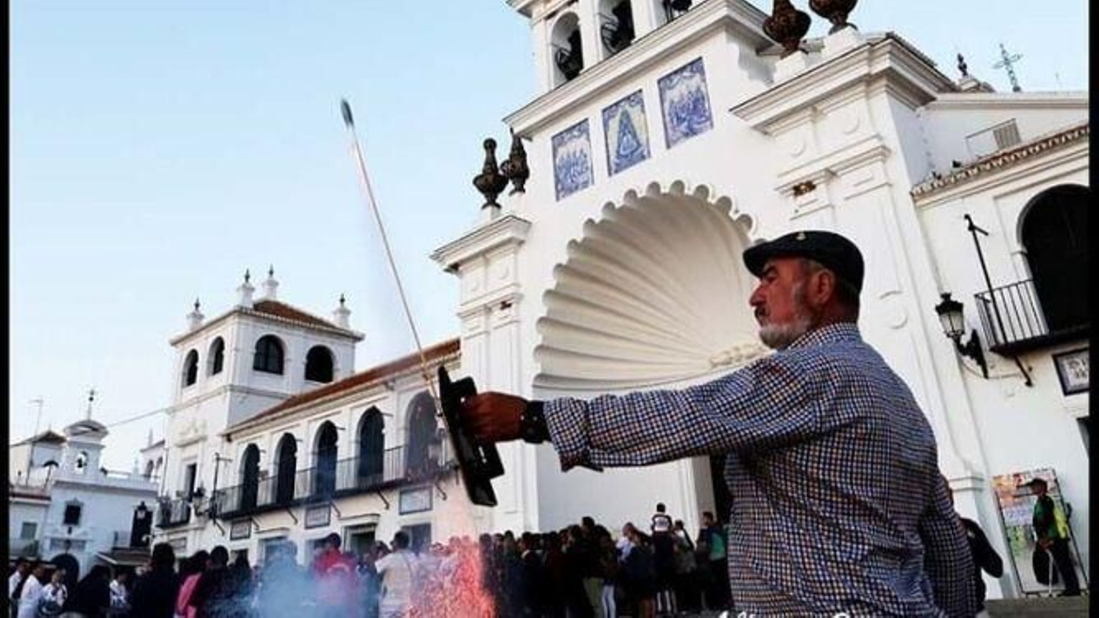 Un hombre tira un cohete en El Rocío.