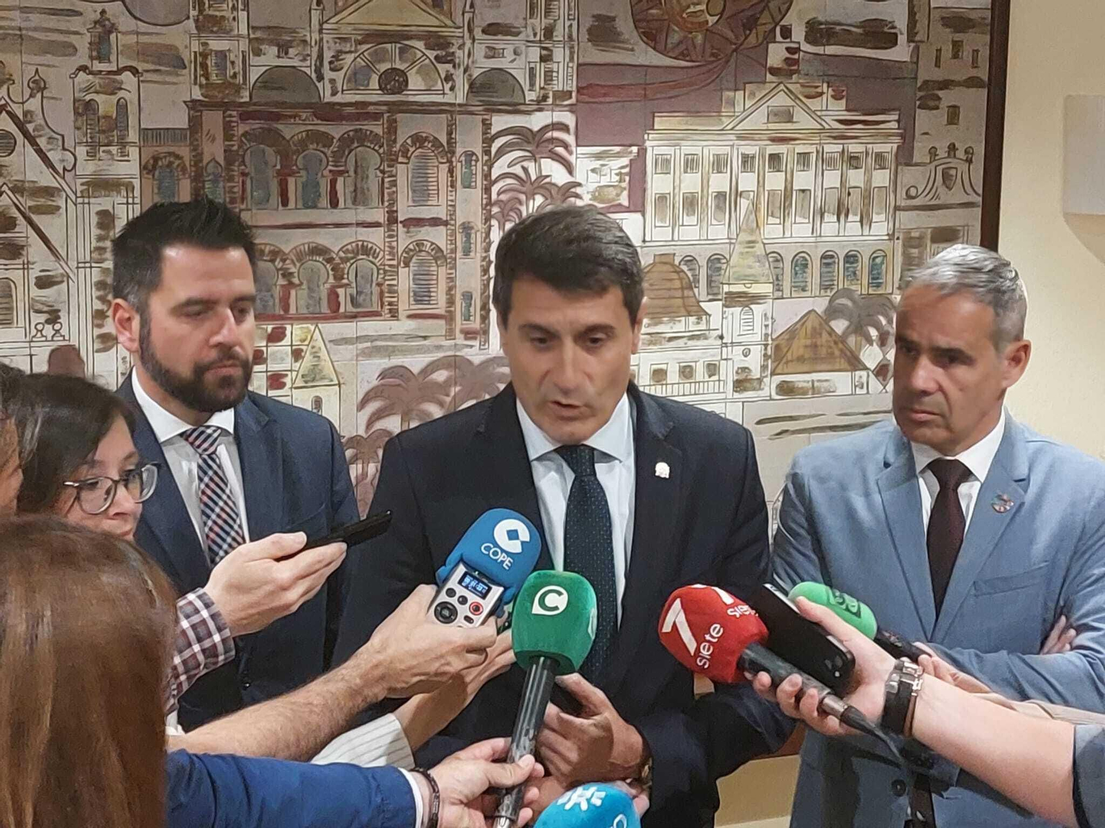 José Pacheco, a la derecha, en su comparecencia de este miércoles antes los medios en Zona Franca José Pacheco, a la derecha, en su comparecencia de este miércoles antes los medios en Zona Franca