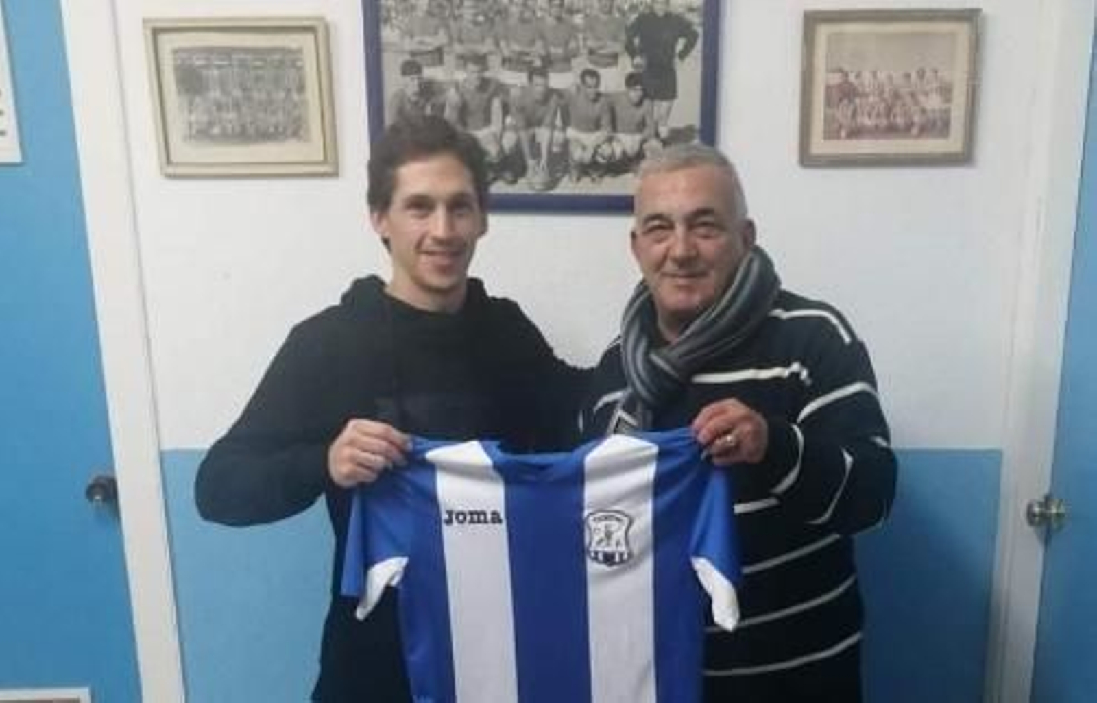 Piñero posa junto a Queijo con la camiseta industrialista.