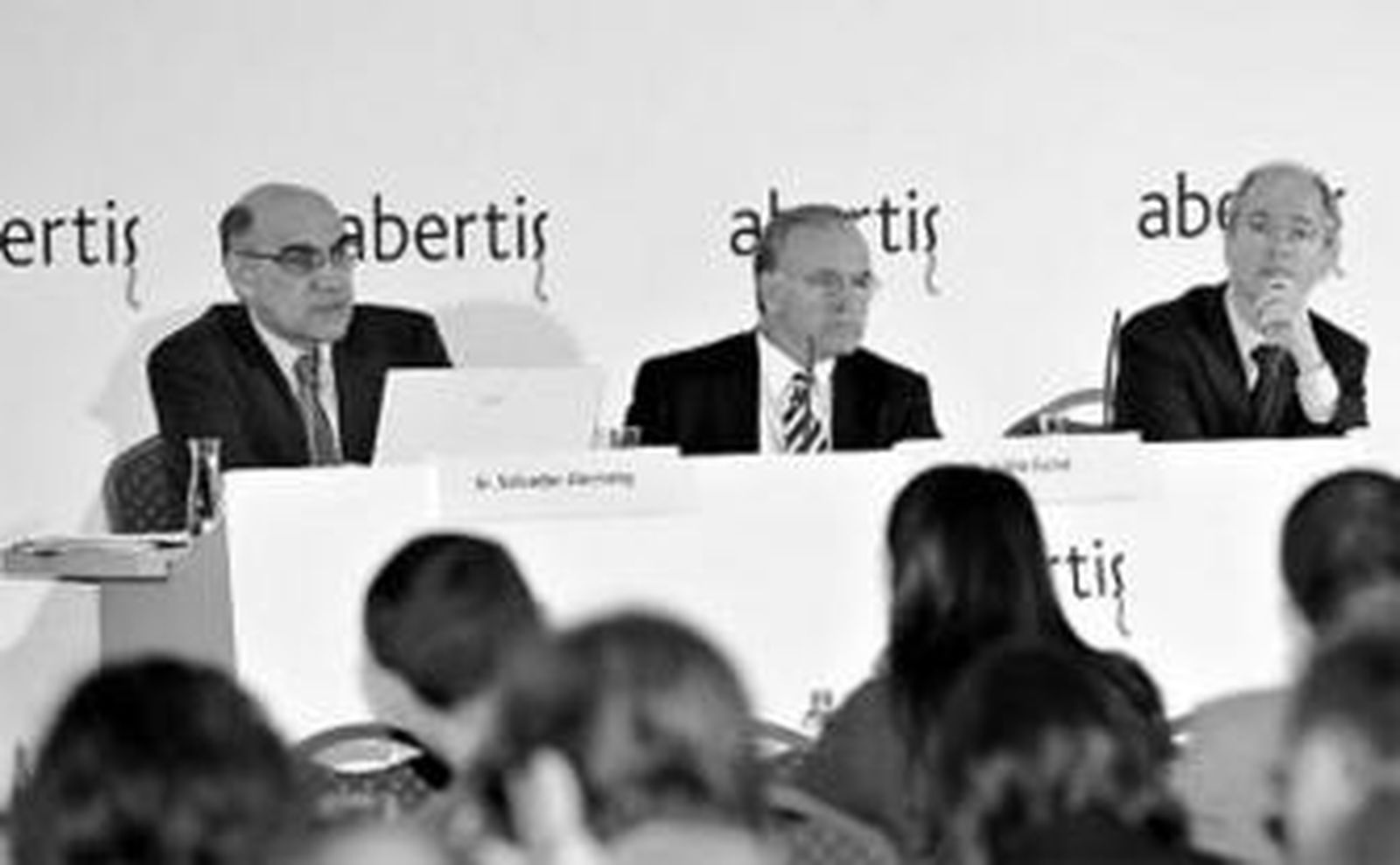 Fainé -centro- y Alemany -izquierda- presidieron la junta de accionistas.