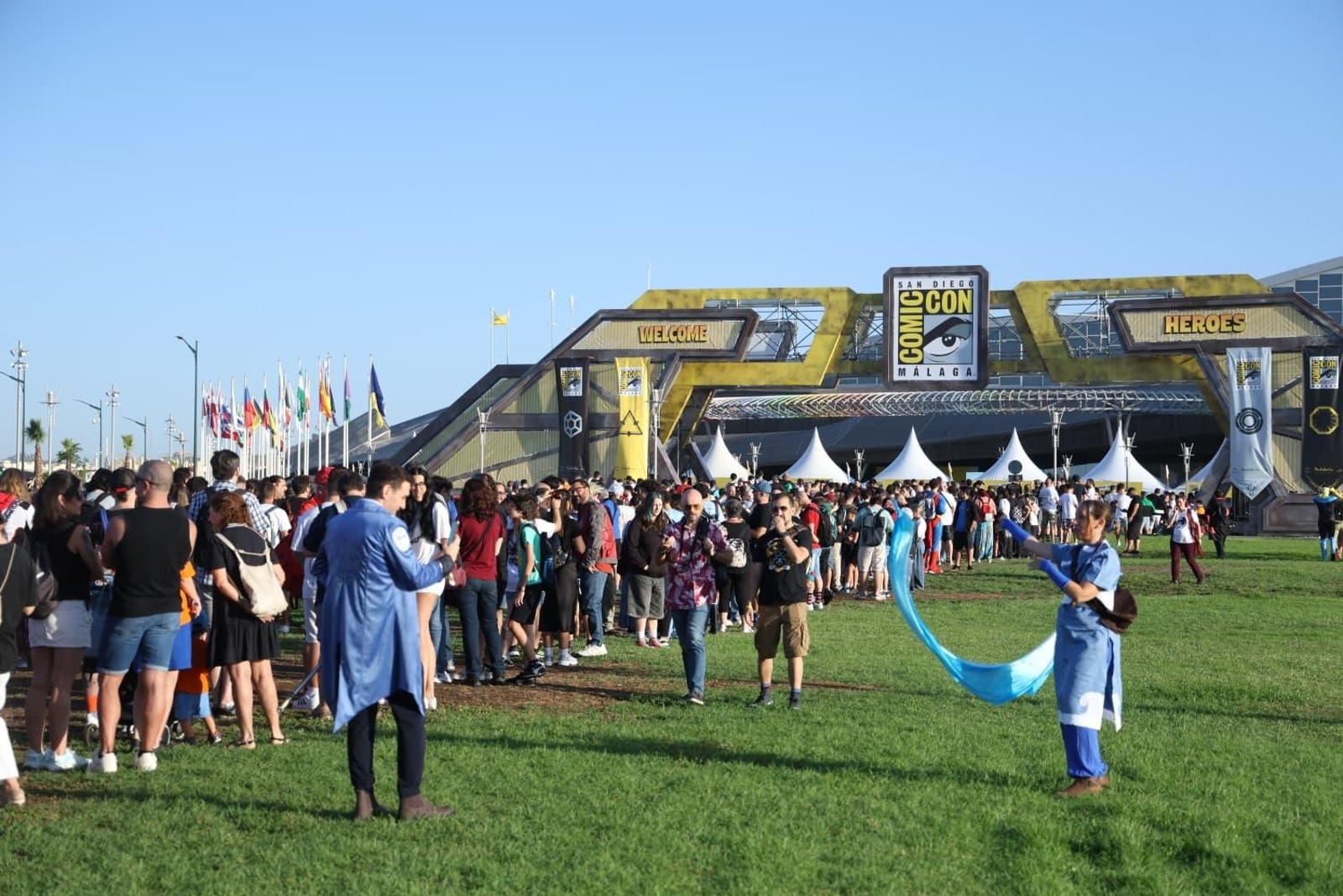 Largas colas para entrar a la Comic-Con de Málaga con héroes y villanos como Conan, Lobezno y Darth Vader, en fotos